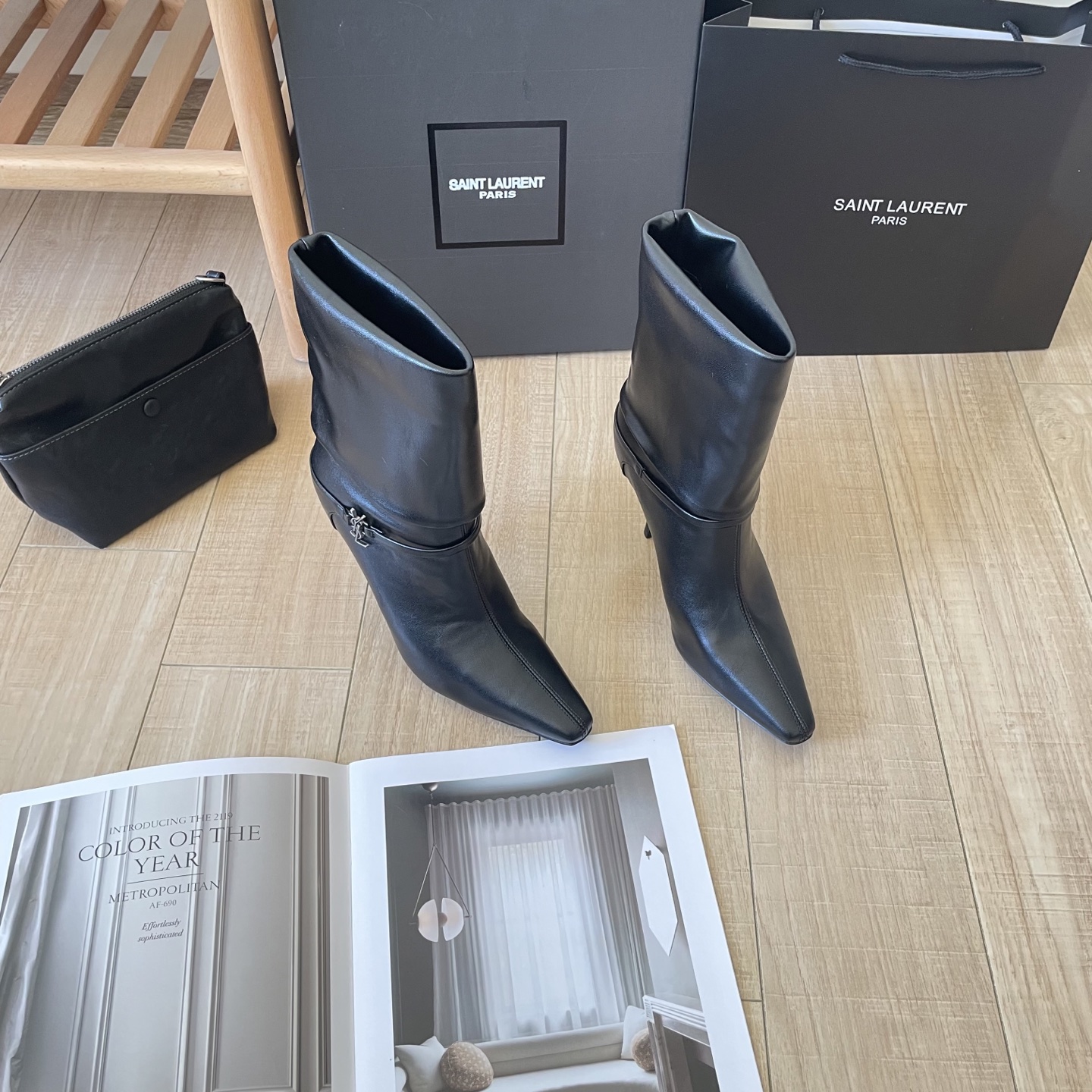 出厂：💰212
SAINT LAUREN 圣罗兰 2025顶级专柜 秋冬新款
官网上新 独家首发  YSL 25SS 麂皮skp短靴/ysl短靴/ysl鞋控/秋冬战靴
巴黎时装周新款 T台走秀款
Skp圣罗兰 秋冬穿搭

➤ 原版开模 代购版本
➤ 进口麂皮超迁皮
➤ 垫脚羊皮
➤  跟高9.0Cm
➤ 全套专柜包装
Size:35-41