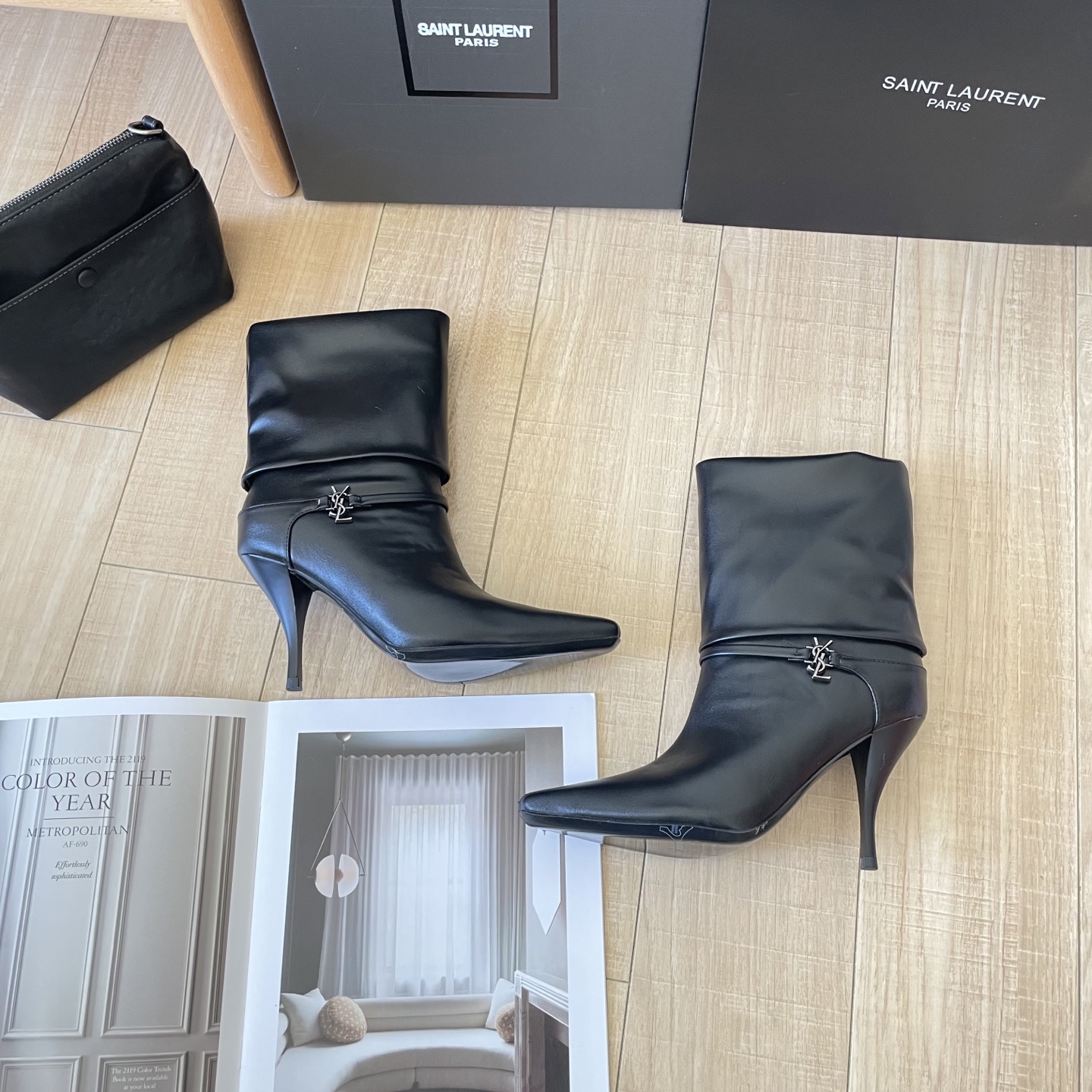 出厂：💰212
SAINT LAUREN 圣罗兰 2025顶级专柜 秋冬新款
官网上新 独家首发  YSL 25SS 麂皮skp短靴/ysl短靴/ysl鞋控/秋冬战靴
巴黎时装周新款 T台走秀款
Skp圣罗兰 秋冬穿搭

➤ 原版开模 代购版本
➤ 进口麂皮超迁皮
➤ 垫脚羊皮
➤  跟高9.0Cm
➤ 全套专柜包装
Size:35-41