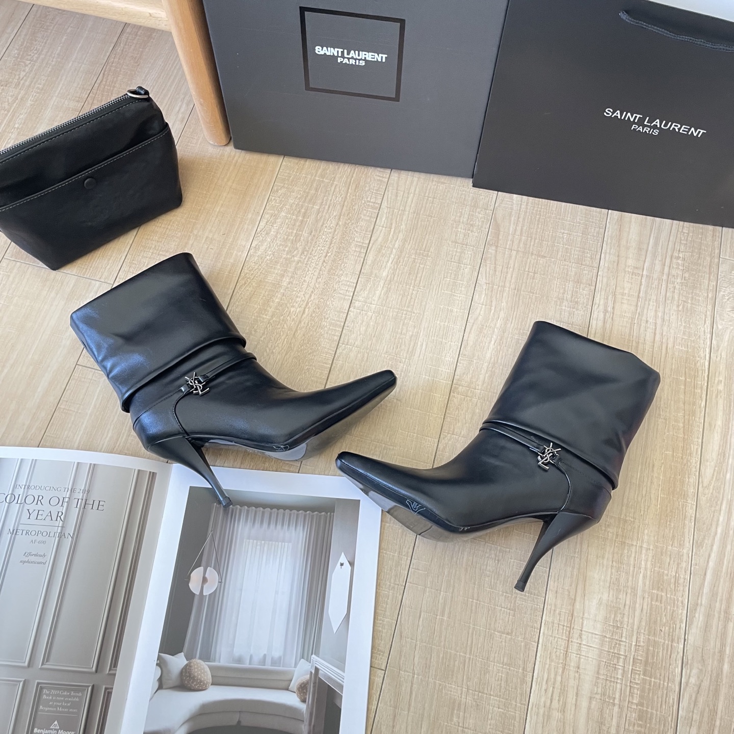 出厂：💰212
SAINT LAUREN 圣罗兰 2025顶级专柜 秋冬新款
官网上新 独家首发  YSL 25SS 麂皮skp短靴/ysl短靴/ysl鞋控/秋冬战靴
巴黎时装周新款 T台走秀款
Skp圣罗兰 秋冬穿搭

➤ 原版开模 代购版本
➤ 进口麂皮超迁皮
➤ 垫脚羊皮
➤  跟高9.0Cm
➤ 全套专柜包装
Size:35-41