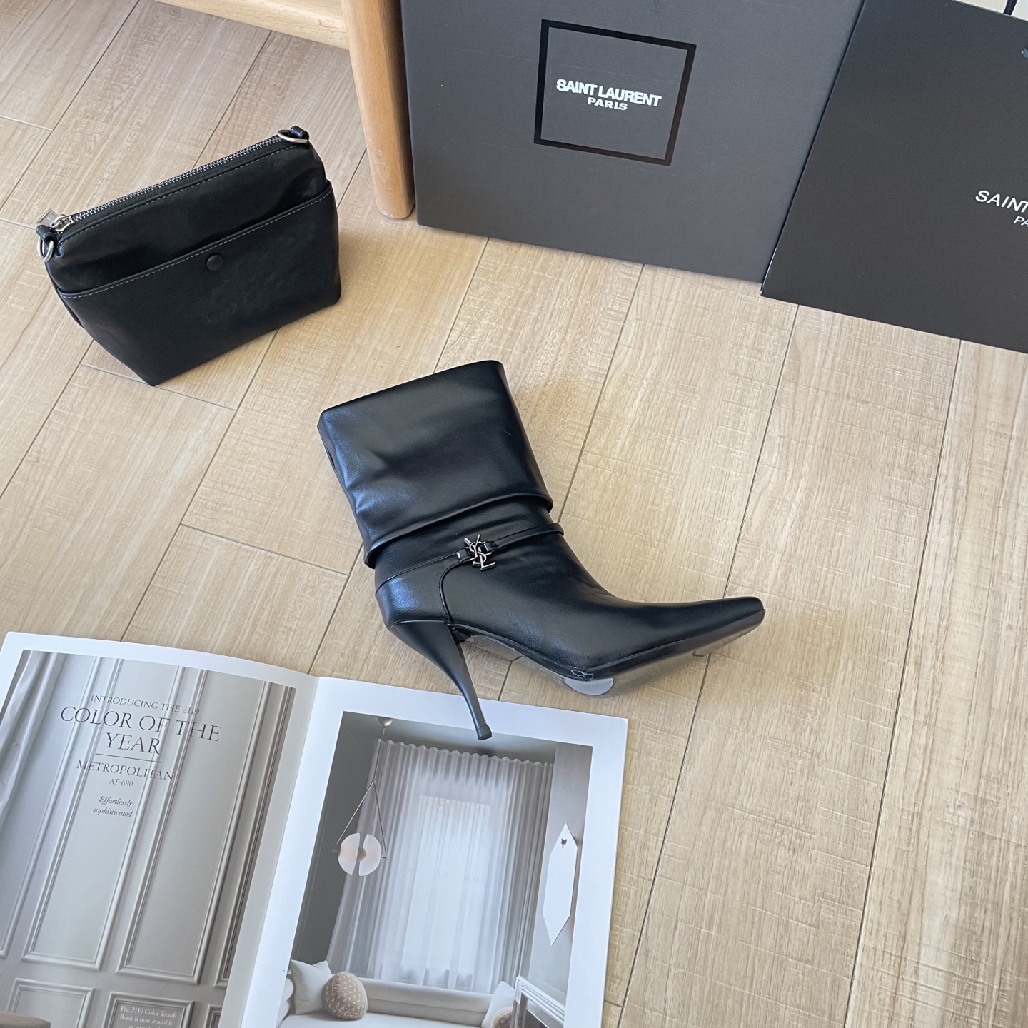 出厂：💰212
SAINT LAUREN 圣罗兰 2025顶级专柜 秋冬新款
官网上新 独家首发  YSL 25SS 麂皮skp短靴/ysl短靴/ysl鞋控/秋冬战靴
巴黎时装周新款 T台走秀款
Skp圣罗兰 秋冬穿搭

➤ 原版开模 代购版本
➤ 进口麂皮超迁皮
➤ 垫脚羊皮
➤  跟高9.0Cm
➤ 全套专柜包装
Size:35-41