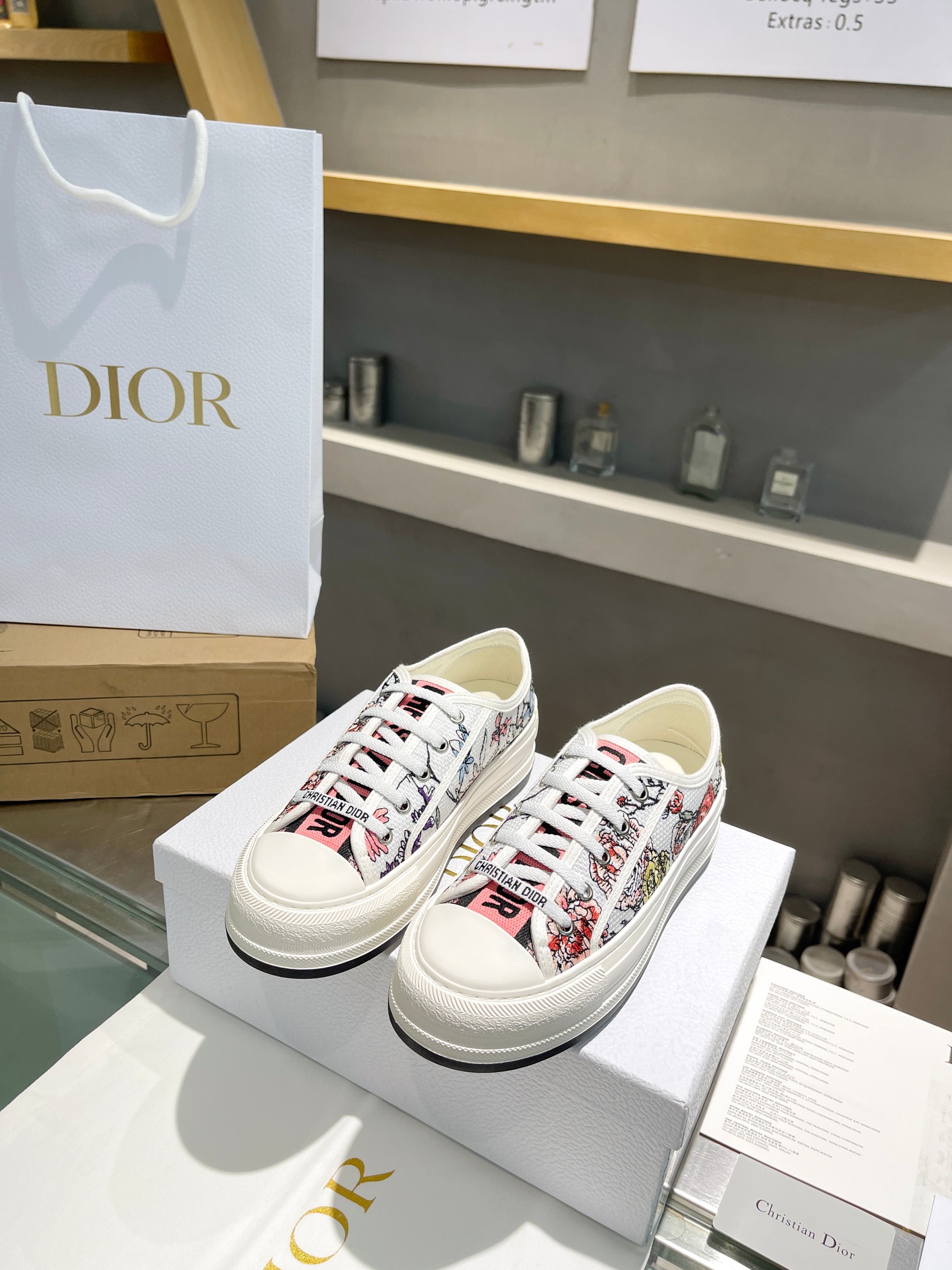 NO:230328,Spring Walk ‘n’Dior thick-soled embroidered sneakers are made of cotton fabric and are decorated with multi-color embroidery to make them more refined. They are matched with a comfortable white rubber sole. The tongue and laces are decorated with Christian Dior logo. Mixed sheepskin inner lining, cowhide footbed. Women's size 35-40 (customized for 34/41), casual shoes/sports shoes, dior, sneakers, cowhide, sheepskin19860909春季Walk ‘n’Dior厚底刺绣运动鞋,采用棉质面料,饰以多色刺绣工艺更显精致,搭配舒适白色橡胶底,鞋舌和鞋带采用Christian Dior标志装饰. 混种羊皮内里,牛皮垫脚. 女码 35-40（34/41可订做）,休闲鞋/运动鞋,dior,sneakers,cowhide,sheepskin,Women's Shoes