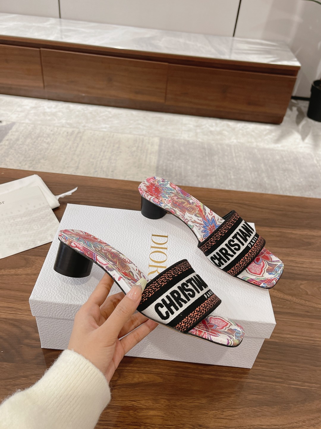 NO:382726,Dior DWAY spring and summer new one-line embroidered slippers top purchasing version CD letter logo three-dimensional embroidered cylindrical heel sandals Square toe thick heel jelly color open-toed slippers The upper is the same as high temperature water-soluble cotton electric embroidery technology silk fabric inner water dyed sheepskin inner outsole Italian leather outsole Heel height 1.5CM/4.5CM Size 34-43 (34.40.41.42.43 Customized, no return or replacement), slippers, dior, dior, sandals, slippers, sheepskin, real silk, Leather soles19860909Dior 迪奥 DWAY春夏新款一字刺绣拖鞋顶级代购版本 CD字母logo立体刺绣圆柱跟凉鞋 方头粗跟果冻色露趾拖鞋 鞋面原版一致高温水溶棉质电绣科技真丝面料 内里水染羊皮内里 大底意大利真皮大底 跟高1.5CM/4.5CM 码数34-43（34.40.41.42.43定做不退不换）,拖鞋,dior,dior,sandals,slippers,sheepskin,real silk,Leather soles,Women's Shoes