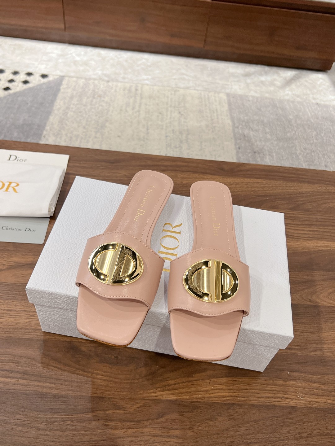 NO:238748,Dior spring hits this C'est Dior low-heel sandals are elegant and stylish, simple and elegant, decorated with gold-finished metal C and D letters to enhance the style, inspired by Dior archives. The design is elegant, and the square toe and cylindrical heel complement each other, making the fashionable shape more refined and can add elegant temperament to all kinds of shapes. The outsole uses imported genuine leather sole from Italy Size 34-42 (34.40.41.42. Customized sizes are not returned or replaced), slippers, dior, slippers, Leather soles19860909Dior 春季爆款来啦这款 C ' est Dior 低跟凉拖优雅时尚,简约雅致,饰以金色饰面金属 C 和 D 字母提升格调,灵感源自 Dior 档案.设计优雅,方形鞋头与圆柱形鞋跟相得益彰,令时尚的造型更加精致,可为各式造型增添高雅气质,大底采用意大利进口真皮大底 Size34-42码（34.40.41.42.定做码数不退不换）,拖鞋,dior,slippers,Leather soles,Women's Shoes