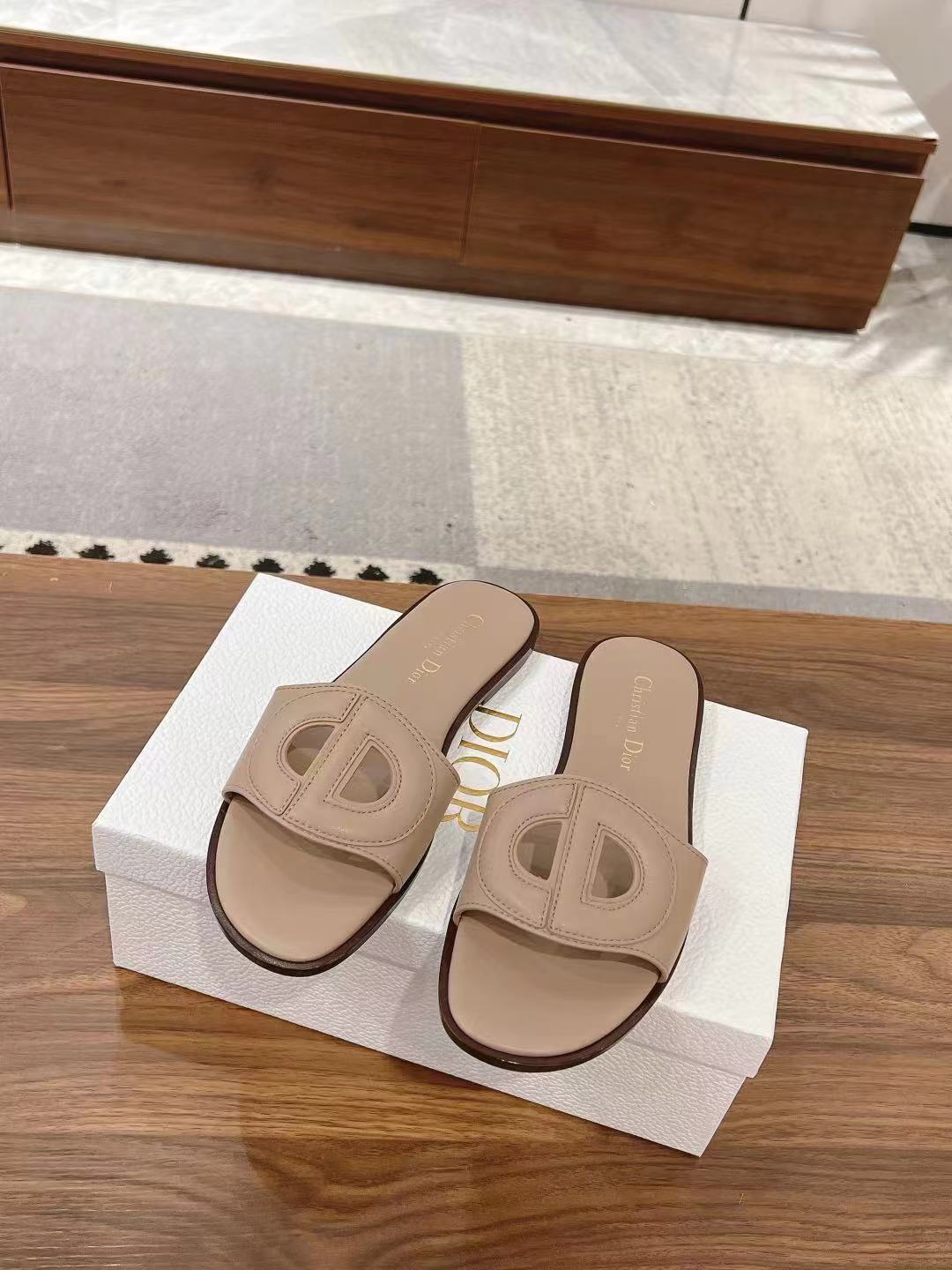 NO:238736,Dior 24/Spring and Summer New Flat Slippers Best Slippers of the Year The ultimate charm of fairy never disappoints Dior Falling in love with it at first sight, you must have sandals in summer genuine leather outsole size: 35-42. (customized for 40.41.42.43), slippers, dior, dior, sandals, slippers, Leather soles19860909Dior迪奥24/春夏新款平底拖鞋 年度最佳拖鞋 仙仙的极致魅力 从不让人失望的dior 一眼爱上,夏天一定要拥有的凉鞋 真皮大底 size:35-42.（40.41.42.43订制）,拖鞋,dior,dior,sandals,slippers,Leather soles,Women's Shoes