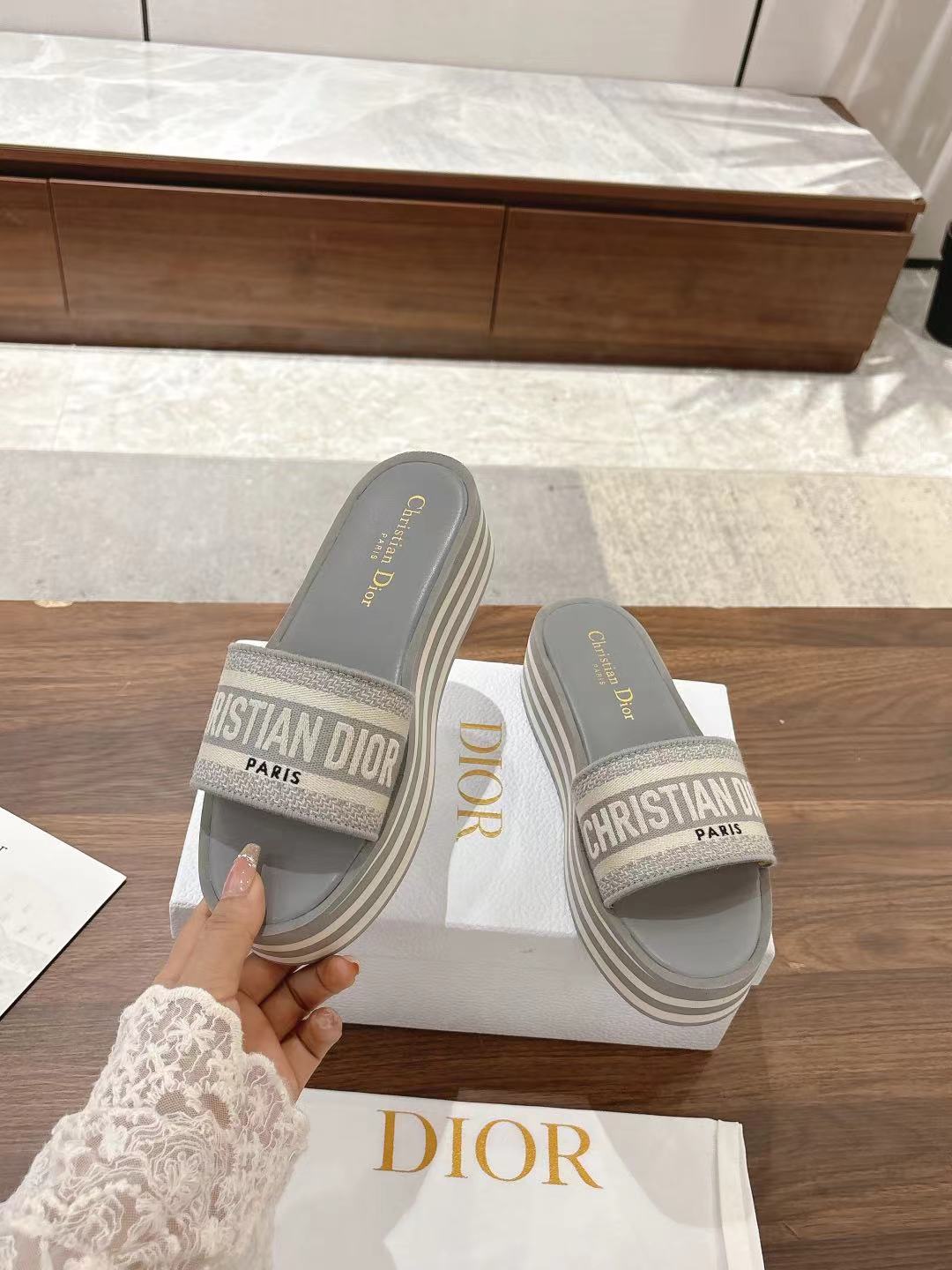 Dior Dway Striped Platform Slides Sandals Embroidered Logo Slip-Ons 2 a1742037880385 5814
