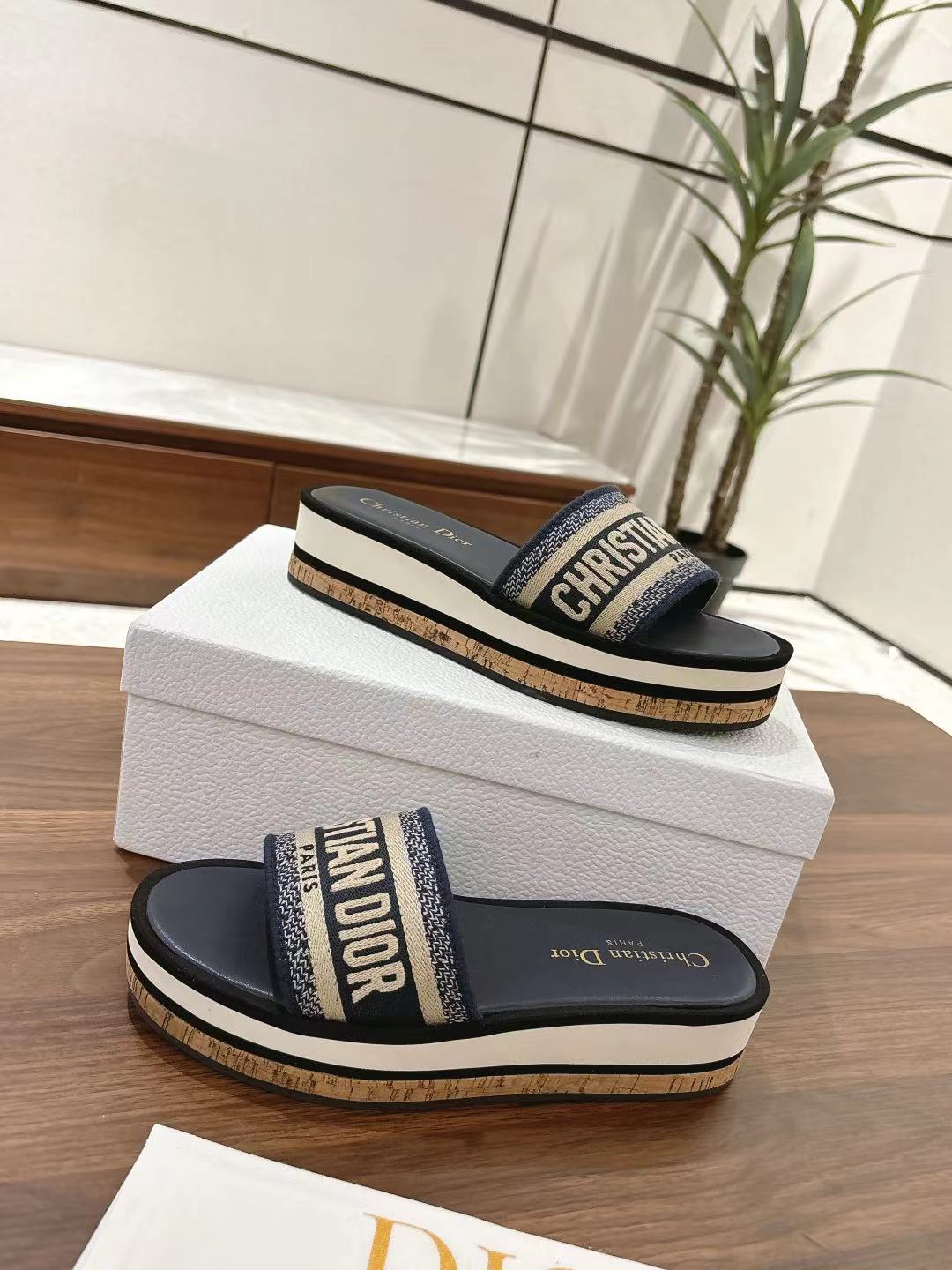 NO:724180,Dior Dway platform sandals with striped embroidery The Dway platform sandals are chic and casual. Made in dark blue/black/grey cotton, they are instantly recognizable with the Christian Dior Paris logo embroidery. Paired with a lightweight microperforated platform and decorated with blue and white stripes, they will elevate any outfit this season. Materials and craftsmanship Original cotton upper Logo embroidery on the upper Padded calf leather insole  The 4.5cm thick sole is made of microporous material and rubber outsole. The rubber sole is engraved with the lucky star symbol of the D family. Size35-39 (40/41/42 custom-made and non-returnable), slippers, dior, dior, dior, slippers, cowhide19860909Dior迪奥Dway条纹厚底刺绣凉拖鞋 这款 Dway 厚底凉拖时尚休闲.深蓝色/黑色/灰色 棉质款式,饰以 Christian Dior Paris 标志刺绣,富有辨识度.搭配轻盈的微孔材质厚底,饰以蓝色和白色条纹,可为本季的各式装扮提升格调. 材料与工艺 原版棉质鞋面 鞋面饰以品牌标志刺绣 加垫牛皮革内底 4.5cm厚底采用微孔材质和橡胶大底 镌刻D家幸运星符号橡胶底 Size35-39（40/41/42定做不退换）,拖鞋,dior,dior,dior,slippers,cowhide,Women's Shoes