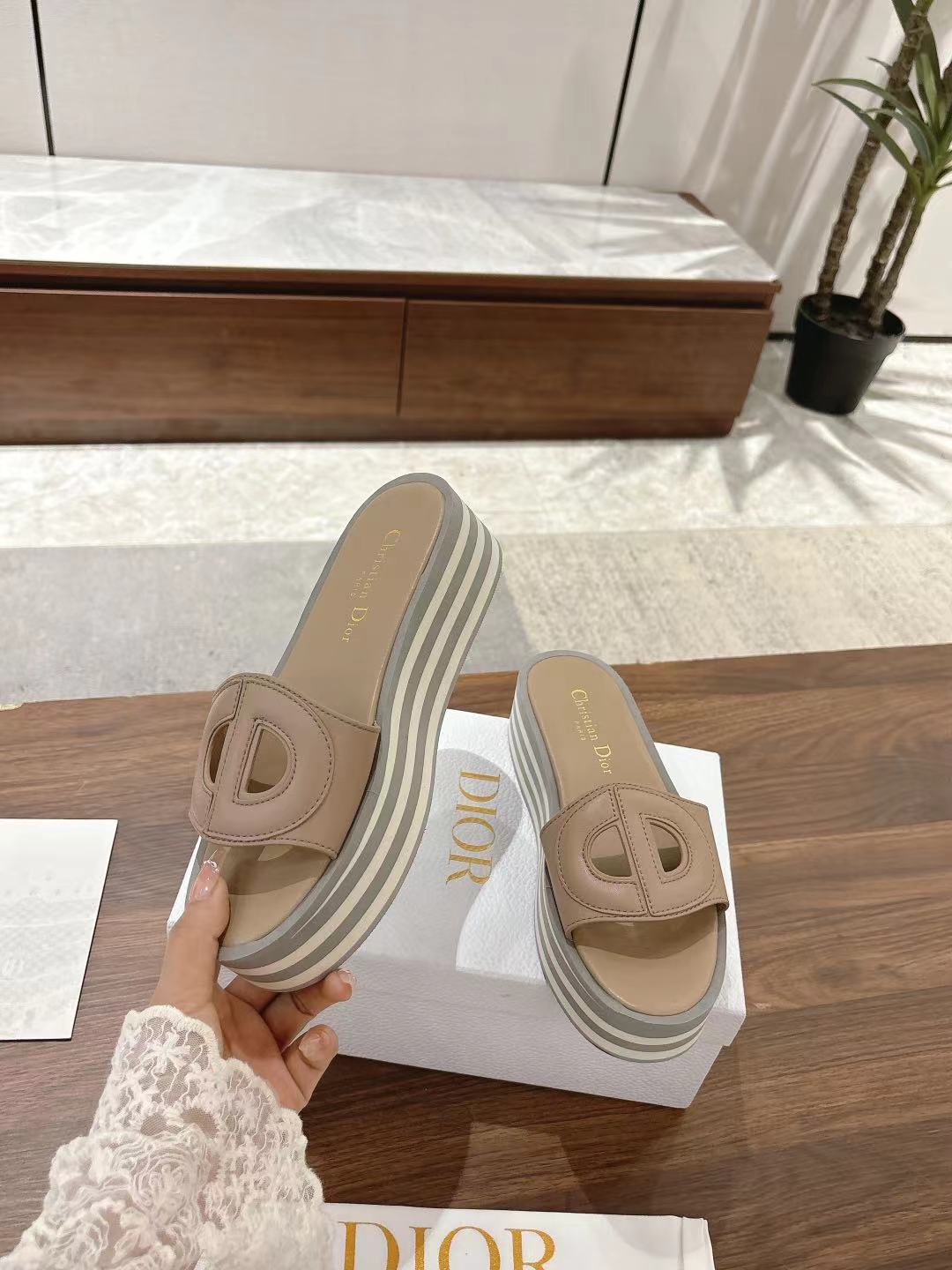 NO:724185,Dior Dway striped thick-soled pig-nosed slippers. This Dway thick-soled sandal is instantly recognizable. Paired with a lightweight micro-perforated material platform, it can enhance the style of various outfits this season. Materials and craftsmanship Original cotton upper Decorated with brand logo embroidery Padded cow leather insole 4.5cm thick sole made of micro-perforated material and rubber outsole Rubber sole engraved with D's lucky star symbol  Size35-39 (40/41/42 customized, non-returnable), slippers, dior, dior, dior, slippers, cowhide19860909Dior迪奥Dway条纹厚底猪鼻子拖鞋 这款 Dway 厚底凉拖,富有辨识度.搭配轻盈的微孔材质厚底,可为本季的各式装扮提升格调. 材料与工艺 原版棉质鞋面 鞋面饰以品牌标志刺绣 加垫牛皮革内底 4.5cm厚底采用微孔材质和橡胶大底 镌刻D家幸运星符号橡胶底 Size35-39（40/41/42定做不退换）,拖鞋,dior,dior,dior,slippers,cowhide,Women's Shoes