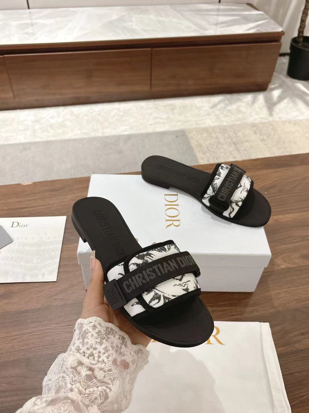 NO:230307,Dior D's latest Velcro sandals series, new colors!  The original version is perfectly replicated. The most popular color matching fabric. The layering is super strong. The original mold-opening high-end TPU sole (not ordinary rubber) is very comfortable and easy to walk. All the upper materials are customized. 3D electric embroidered three-dimensional fabric. Very versatile. Must-have for lazy people in summer. Size: 35-41, slippers, dior, dior, slippers19860909Dior D家最新魔术贴扣凉拖鞋系列 全新色系！ 原版完美复刻 最流行的配色面料 层次感超强 原版开模高档TPU大底（不是普通橡胶哈） 非常舒适好走 鞋面材料全部原版订制 3D电绣纹立体布面 非常百搭 夏日懒人必备 码数:35-41,拖鞋,dior,dior,slippers,Women's Shoes