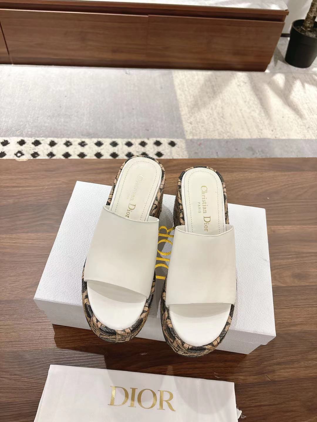 NO:240169,Dior Dior 2025 spring and summer new style Attitude color-blocked crossed wedge-wearing women's shoes CD letter logo thick sole round toe open-toe sandals Material: imported calfskin upper   water-dyed sheepskin footbed inside   original uniform combination sole 6CM thick sole size35-41 (40.41 custom made without return or replacement), high heels slippers, dior, dior, high heels, slippers, cowhide, sheepskin19860909迪奥 Dior 2025 春夏新款 Attitude 拼色交叉带坡跟女鞋 CD字母logo厚底圆头露趾凉拖鞋 材质:鞋面进口小牛皮 水染羊皮垫脚内里 原版一致组合大底 底厚6CM size35-41（40.41定做不退不换）,高跟鞋拖鞋,dior,dior,high heels,slippers,cowhide,sheepskin,Women's Shoes