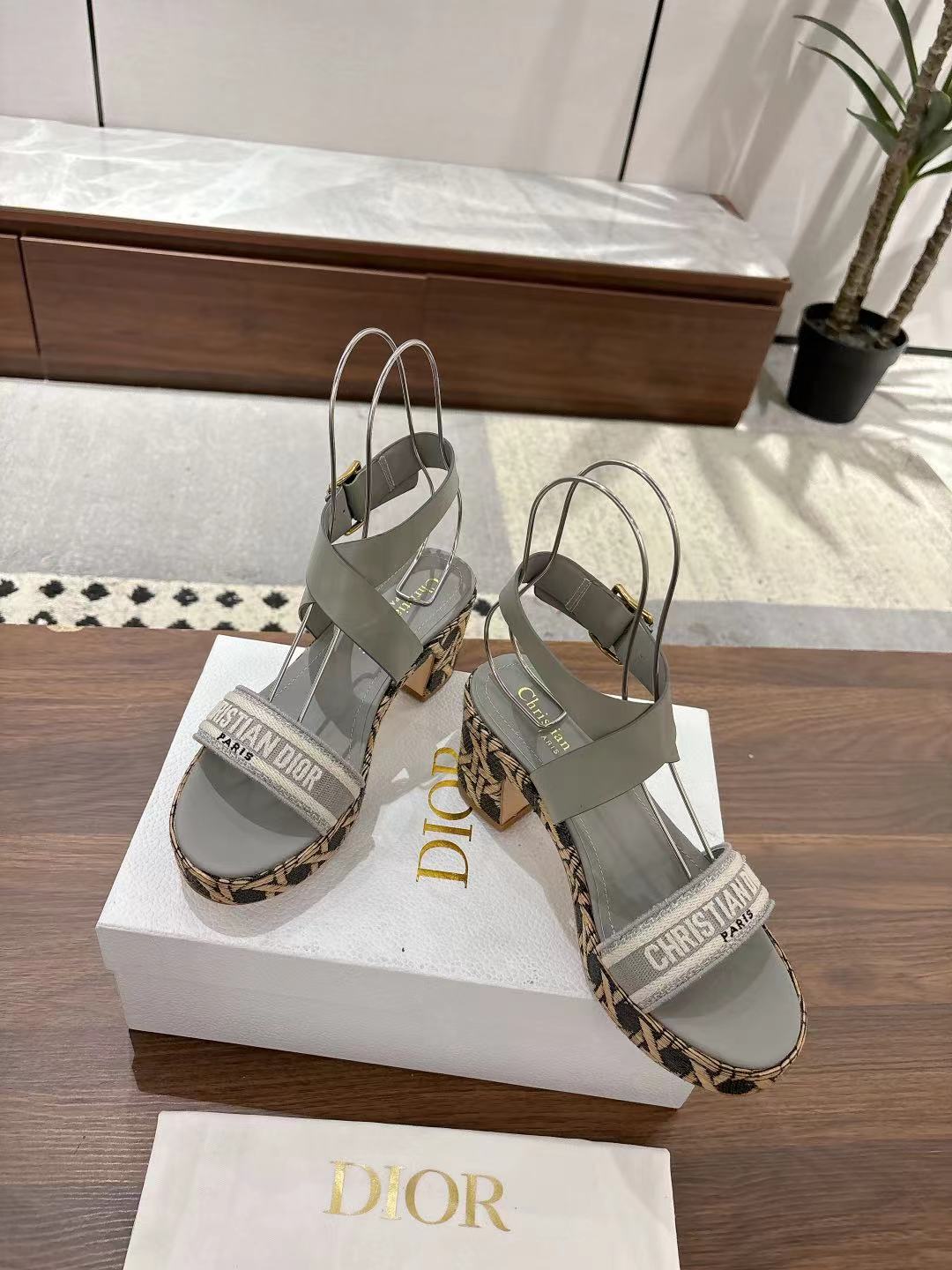 NO:240168,Dior 2025 Spring and Summer New Attitude Color-blocked Crossed Wedge Women's Shoes CD Letter Logo Thick Sole Round Toe Open-toe Sandals Material: Calfskin Plus One-to-One Embroidered Upper   Water-Dyeing Sheepskin Footsteps Inner   Original Consistent Combination Outsole Heel Heel Heel Heel Heels 6CM Size35-41 (40.41 Customized No Return or Exchange), Sandals, Dior, Dior, Sandals, Slippers, Cowhide, Sheepskin, Leather Soles19860909迪奥 Dior 2025 春夏新款 Attitude 拼色交叉带坡跟女鞋 CD字母logo厚底圆头露趾凉拖鞋 材质:小牛皮加一比一刺绣鞋面 水染羊皮垫脚内里 原版一致组合大底 跟高6CM 意大利真皮大底 size35-41（40.41定做不退不换）,凉鞋,dior,dior,sandals,slippers,cowhide,sheepskin,Leather soles,Women's Shoes