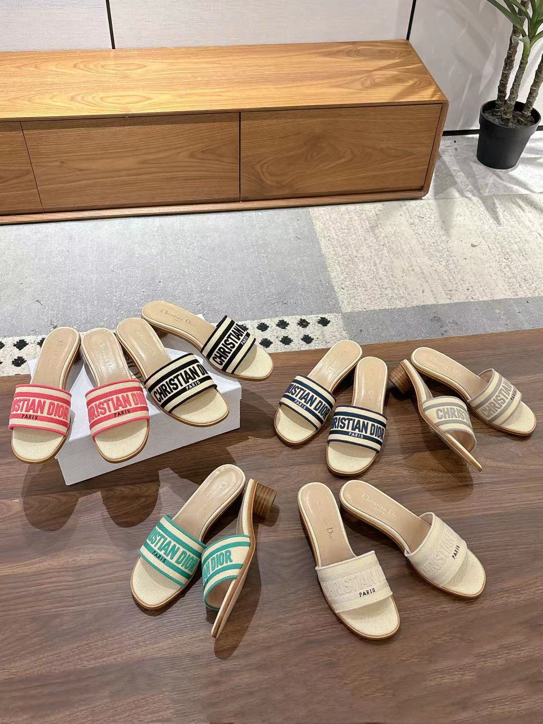 Imagen de colección de tacones altos y fondo plano.