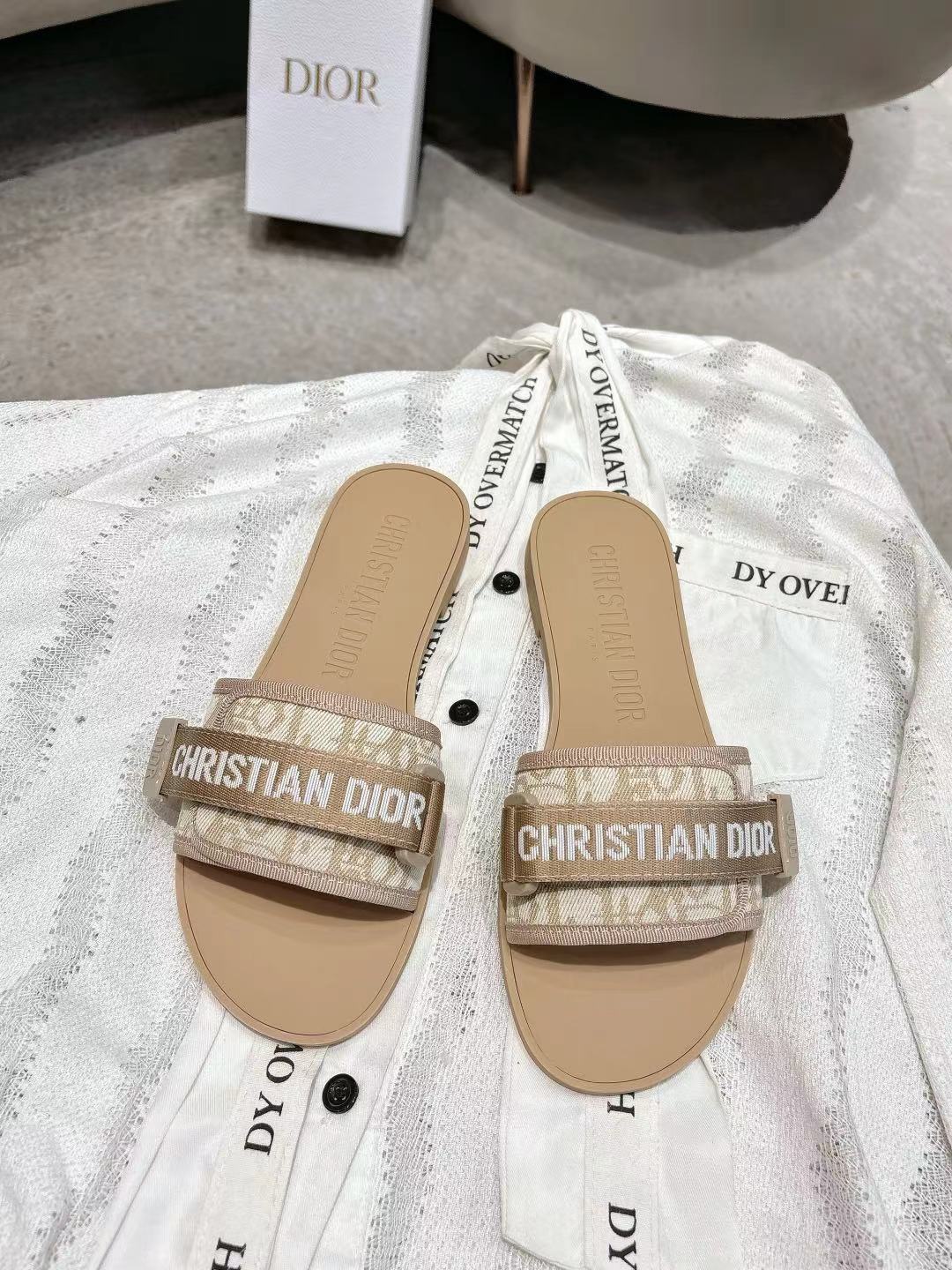 NO:724765,Dior D’s latest collection of Velcro buckle sandals and slippers comes in new colors!  Perfect reproduction of the original version. The most popular color matching fabric. Super layered. The original molded high-end TPU outsole (not ordinary rubber) is very comfortable and easy to walk. The upper materials are all original and customized. 3D electric embroidered three-dimensional cloth. Very versatile. A must-have for lazy people in summer. Code number: 35-42, slippers, dior, dior, slippers.19860909Dior D家最新魔术贴扣凉拖鞋系列 全新色系！ 原版完美复刻 最流行的配色面料 层次感超强 原版开模高档TPU大底（不是普通橡胶哈） 非常舒适好走 鞋面材料全部原版订制 3D电绣纹立体布面 非常百搭 夏日懒人必备 码数:35-42,拖鞋,dior,dior,slippers,Women's Shoes