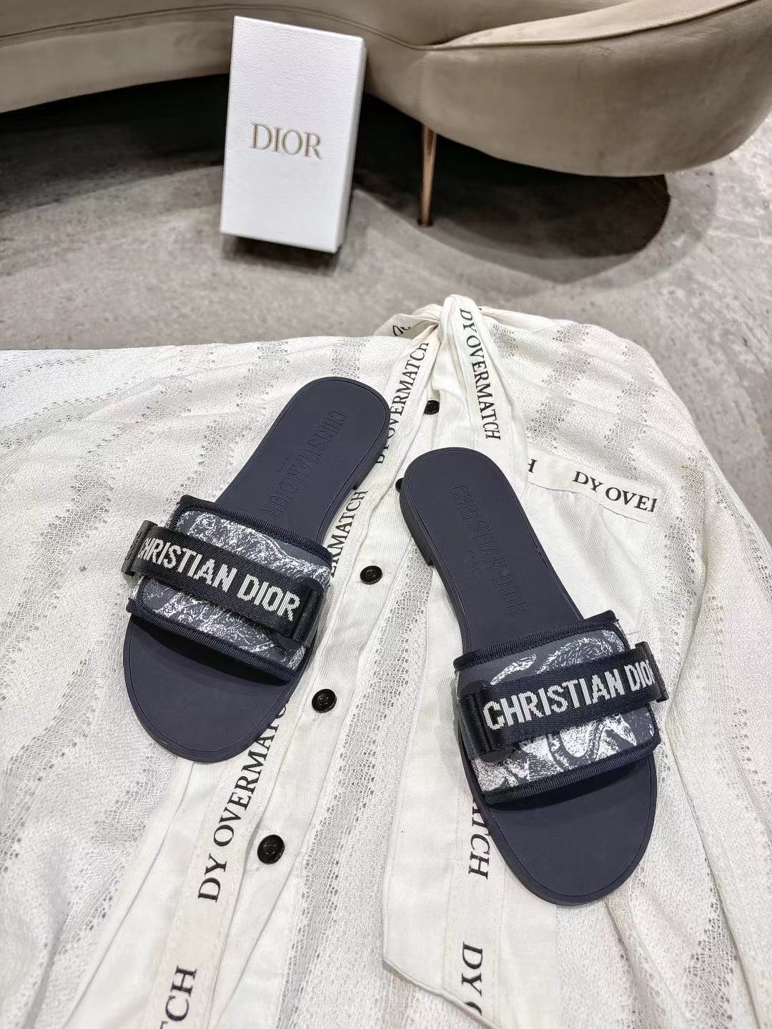 NO:724761,Dior D’s latest collection of Velcro buckle sandals and slippers comes in new colors!  Perfect reproduction of the original version. The most popular color matching fabric. Super layered. The original molded high-end TPU outsole (not ordinary rubber) is very comfortable and easy to walk. The upper materials are all customized from the original. 3D electric embroidered three-dimensional cloth surface. Very versatile. A must-have for lazy people in summer. Code number: 35-41, slippers, dior, dior, slippers.19860909Dior D家最新魔术贴扣凉拖鞋系列 全新色系！ 原版完美复刻 最流行的配色面料 层次感超强 原版开模高档TPU大底（不是普通橡胶哈） 非常舒适好走 鞋面材料全部原版订制 3D电绣纹立体布面 非常百搭 夏日懒人必备 码数:35-41,拖鞋,dior,dior,slippers,Women's Shoes