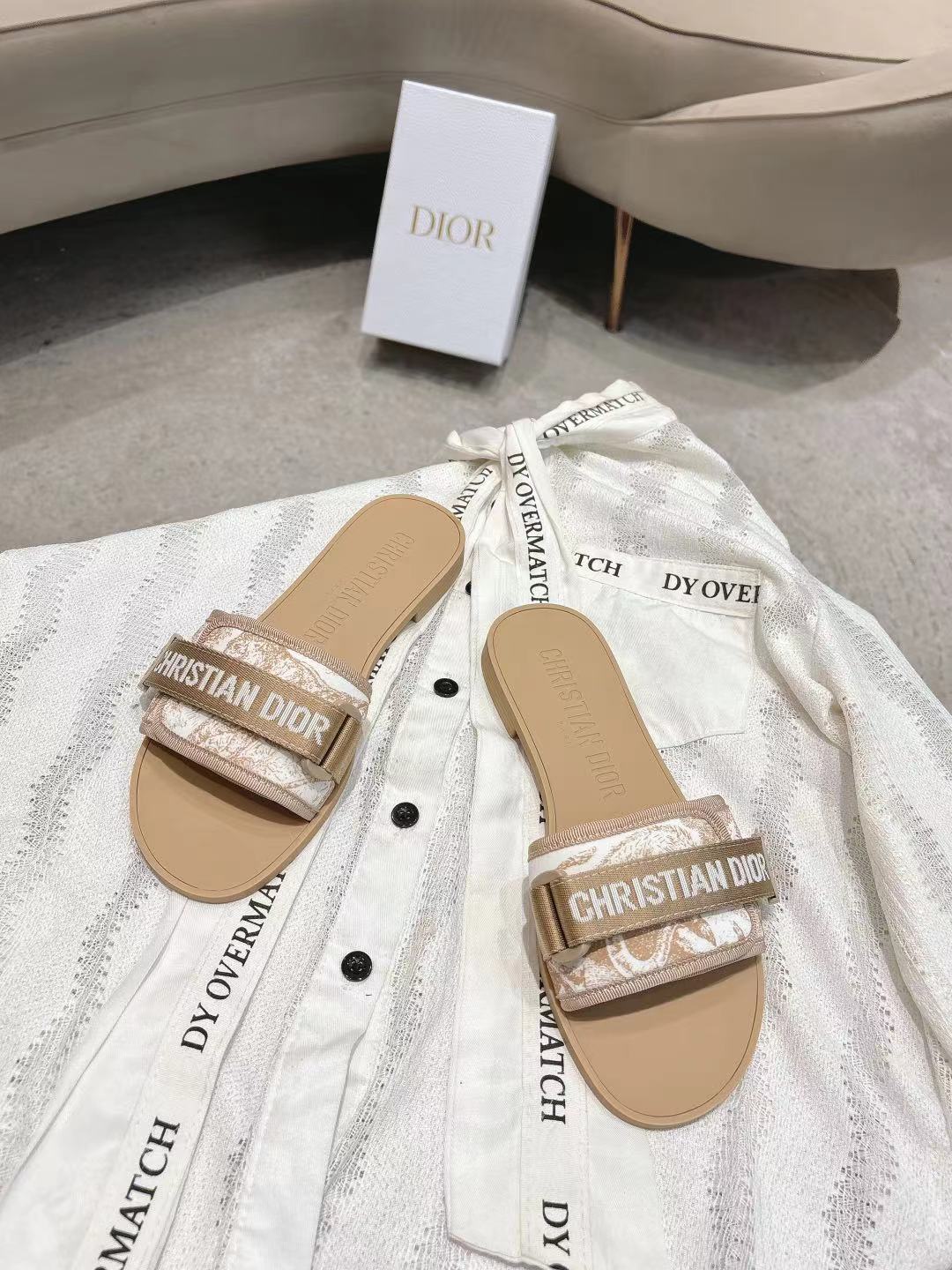 NO:724757,Dior D’s latest collection of Velcro buckle sandals and slippers comes in new colors!  Perfect reproduction of the original version. The most popular color matching fabric. Super layered. The original molded high-end TPU outsole (not ordinary rubber) is very comfortable and easy to walk. The upper materials are all original and customized. 3D electric embroidered three-dimensional cloth. Very versatile. A must-have for lazy people in summer. Code number: 35-42, slippers, dior, dior, slippers.19860909Dior D家最新魔术贴扣凉拖鞋系列 全新色系！ 原版完美复刻 最流行的配色面料 层次感超强 原版开模高档TPU大底（不是普通橡胶哈） 非常舒适好走 鞋面材料全部原版订制 3D电绣纹立体布面 非常百搭 夏日懒人必备 码数:35-42,拖鞋,dior,dior,slippers,Women's Shoes