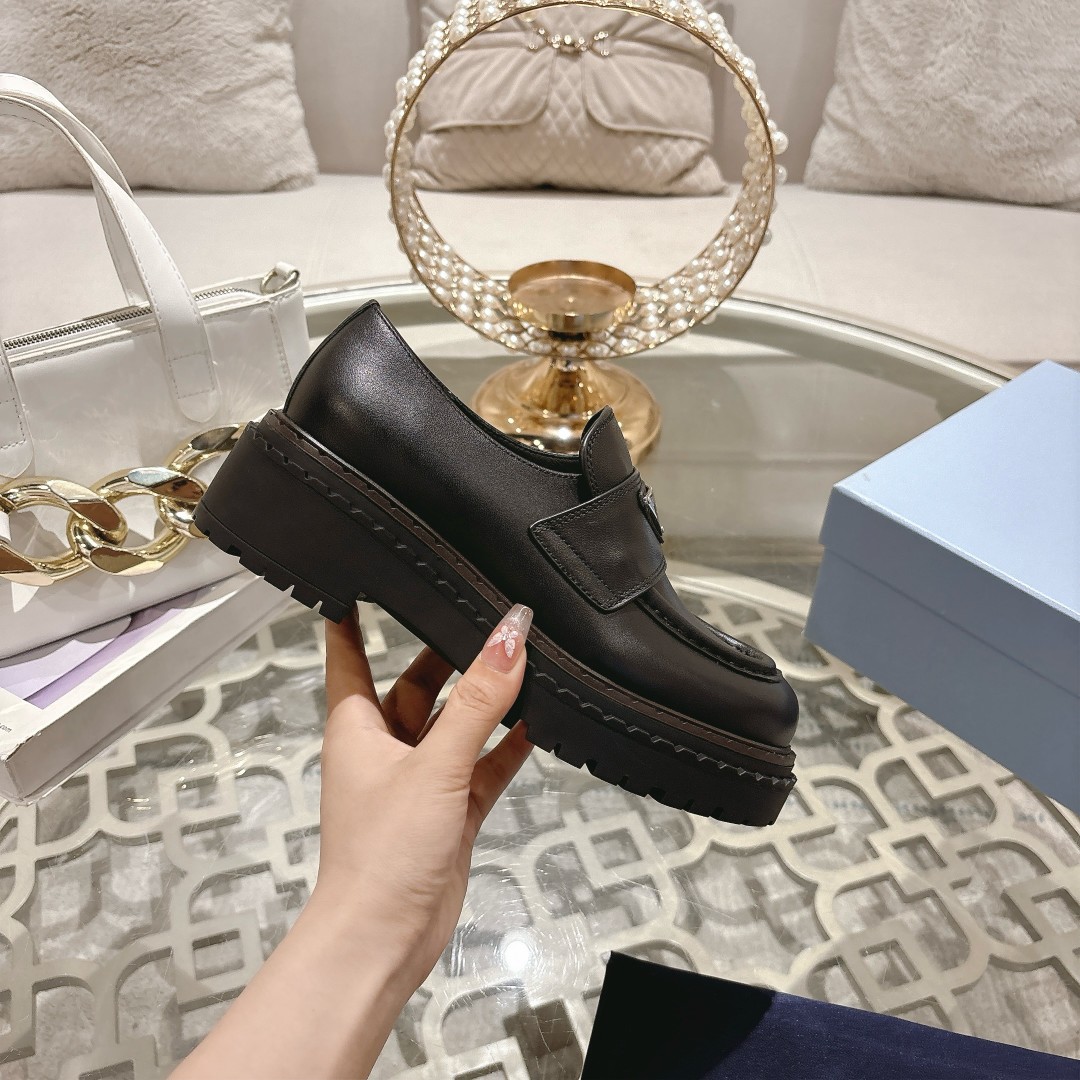 NO:264661,Men's Prada/PRADA | Couple's Prada/PRADA loafers top version of height-enhancing leather shoes are popular, and the original board is copied!  Oil edge craftsmanship ~ flawless!  The upper is made of high-end beaded calfskin, which is truly the top-notch. Please see the details and determine the quality. Thick-soled sponge cake shoes, heel height 6cm, anti-slip sole, logo logo details, low-key tribute to the brand design inheritance, creating a perfect style. The street-fried style is cool and cool. The C-position fashionable outfit classic shoe style shows exquisite texture!  Has a high-end temperament!  Fabric A-grade beaded cowhide, original buckle, original mold, soft silk cowhide, footbed, soft silk cowhide, packaging, full set of original gift packaging, size 35-40#, men, 39-45#, loafers, prada, prada, loafers, cowhide19860909男款 普拉达/PRADA | 情侣款 普拉达/PRADA 乐福鞋顶级版本增高小皮鞋火爆登场,原板复制！油边工艺～完美无瑕！采用高级感满满的开边珠小牛皮做鞋面,真正做到最顶级,请各位看清细节认准品质.厚底松糕鞋,跟高6cm,防滑鞋底,带logo标识细节,低调致敬品牌设计传承,打造属于完美的风格.炸街款又酷又飒 C位时髦穿搭经典鞋型,呈现出精致质感！拥有着高档气质！ 面料A级开边珠牛皮 饰扣原板开模 内里柔软丝绸牛皮 垫脚柔软丝绸牛皮 包装 全套原版礼品包装 码数女35-40# 男39-45#,乐福鞋,prada,prada,loafers,cowhide,Women's Shoes