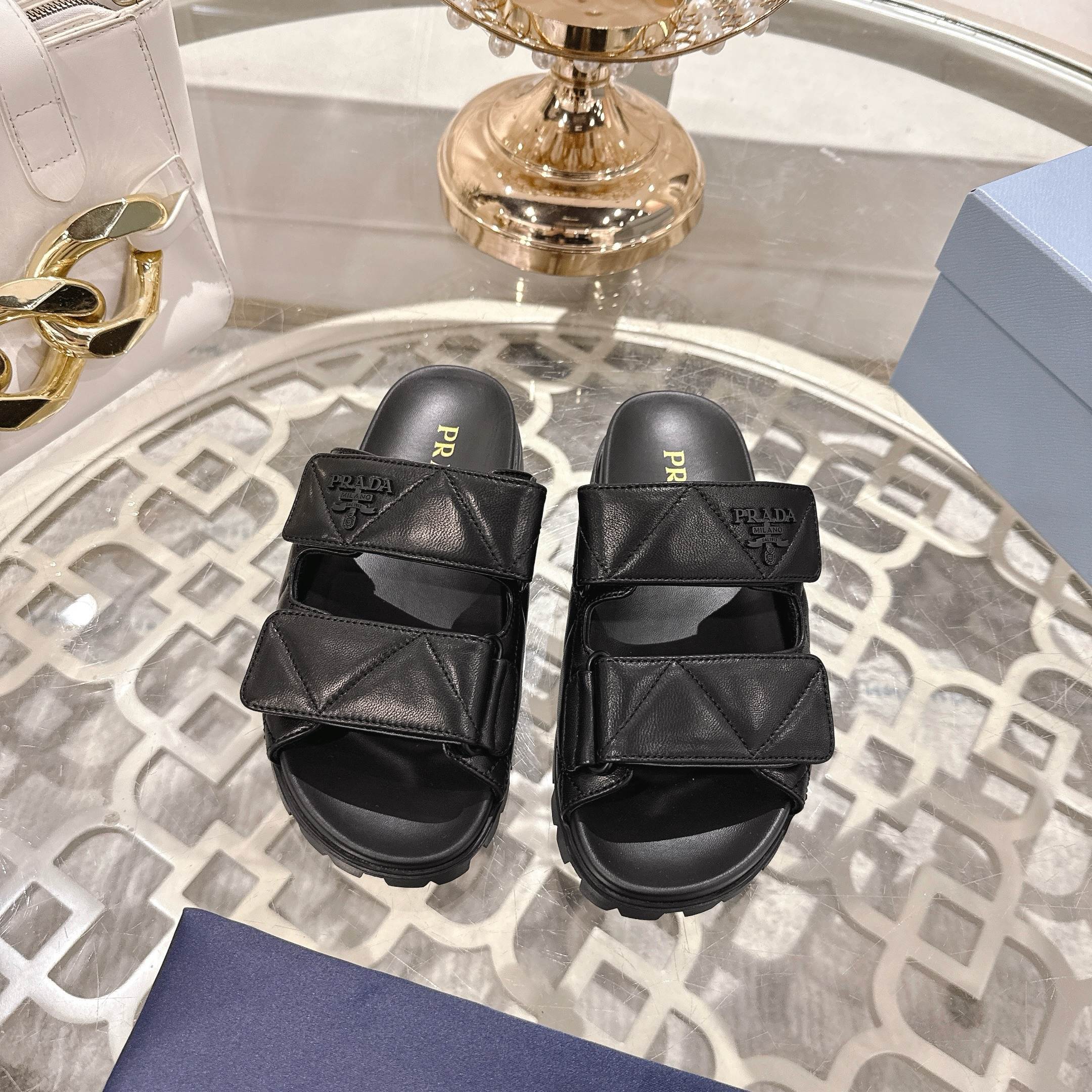 NO:278703,Real-priced PRADA, new summer products, top-quality sheepskin fabric. It is versatile and comfortable to wear, with sizes of 35 to 41., prada, sheepskin19860909实价PRADA,夏季新品,顶级羊皮面料.上脚百搭舒适,码数35至41.,,prada,sheepskin,Men's shoes