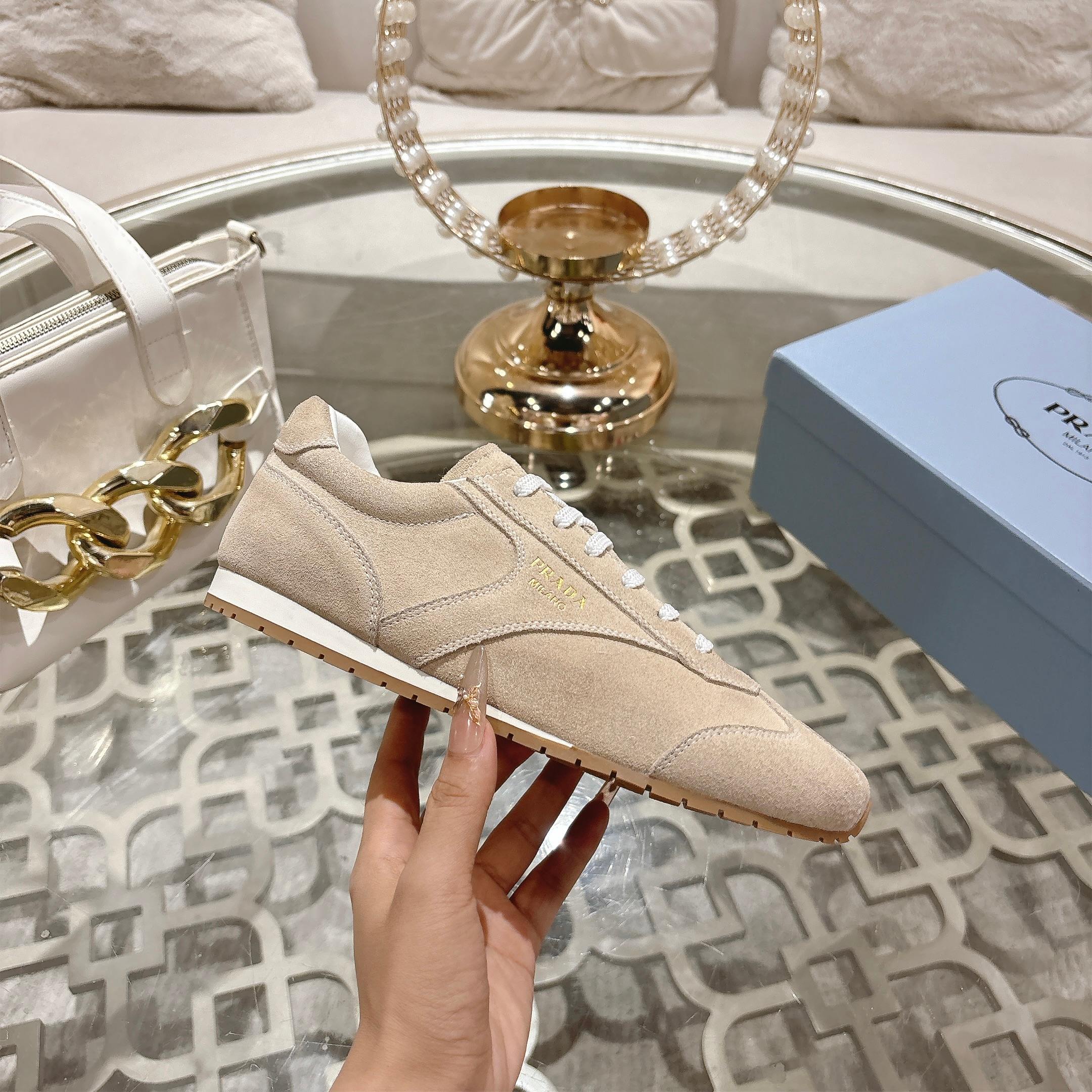 NO:557902,PRADA, Prada's new model, high mercerized cowhide fabric, imported sheepskin lining, rubber Pu combined outsole. The upper foot is soft and comfortable, the size is 35 to 41 for women and 38 to 45 for men,, prada, prada, sheepskin19860909PRADA,普拉达新款,面料高丝光牛京,内里进口羊皮,松胶Pu组合大底.上脚柔软舒适,码数女35至41.男38至45,,prada,prada,sheepskin,Men's shoes