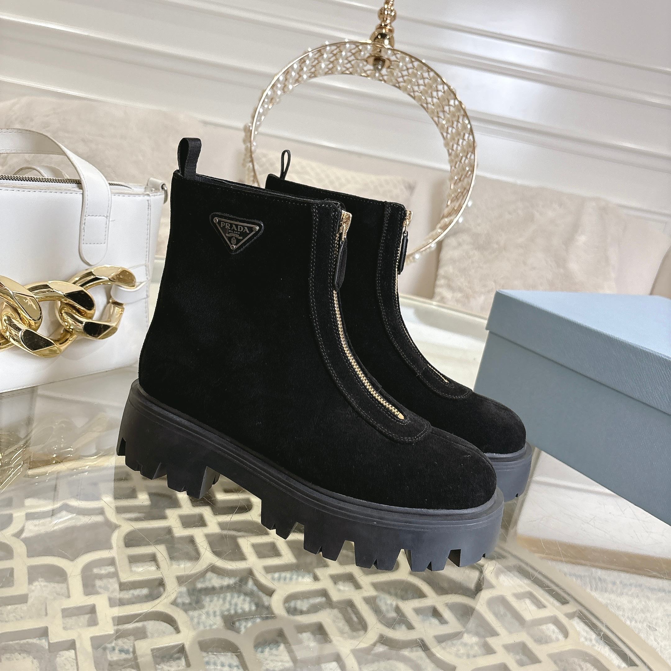 NO:545860,PRADA, new style of Prada, fabric Gaomer Niujing, imported sheepskin inside. It is elegant and comfortable to wear, size 35 to 41 for women., boots, prada, prada, boots, sheepskin19860909PRADA,普拉达新款,面料高丝光牛京,内里进口羊皮.上脚大气舒适,码数女35至41.,靴子,prada,prada,boots,sheepskin,Women's Shoes