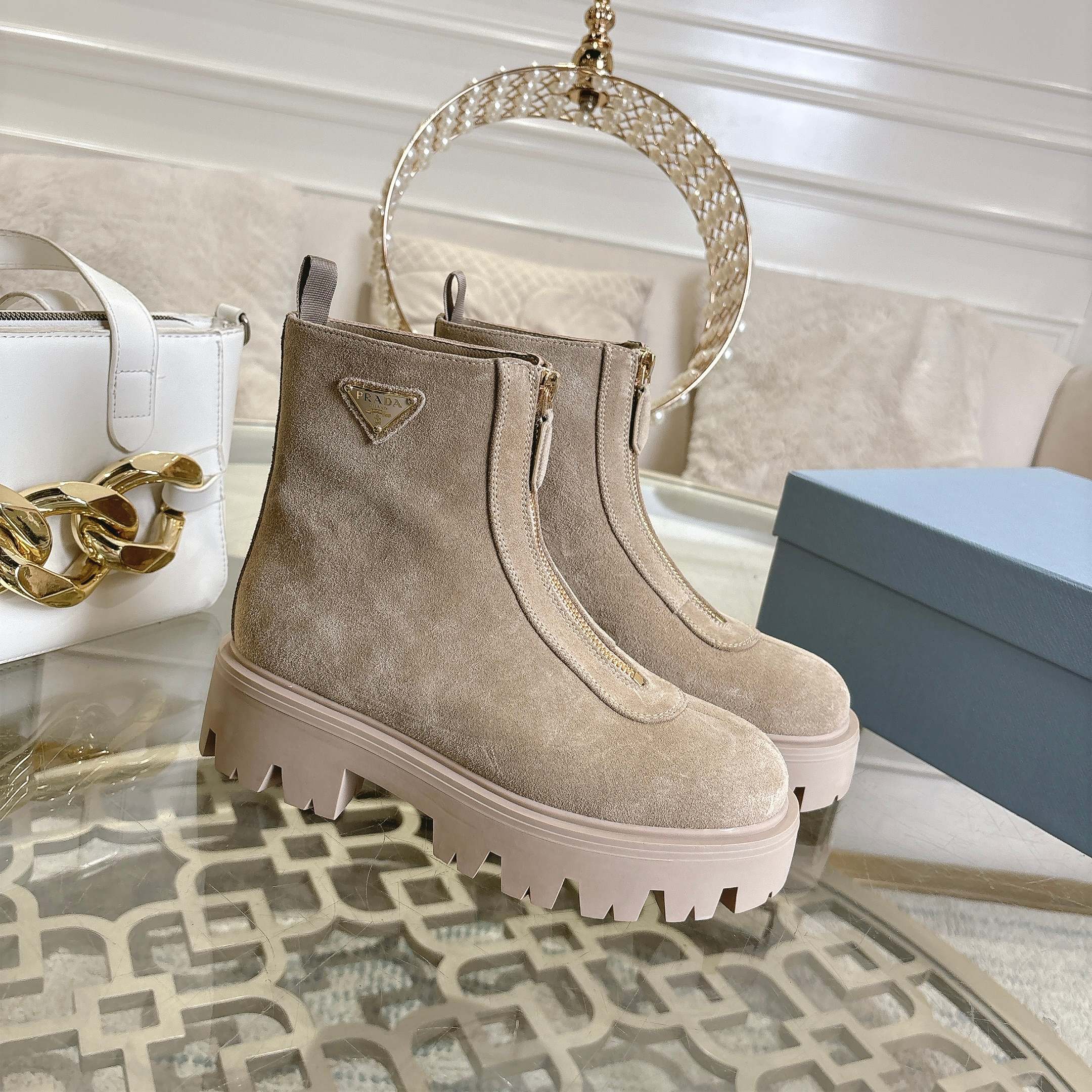 NO:545868,.PRADA, new style of Prada, fabric Gaomer Niujing, imported sheepskin inside. It is elegant and comfortable to wear, size 35 to 41 for women., boots, prada, prada, boots, sheepskin19860909.PRADA,普拉达新款,面料高丝光牛京,内里进口羊皮.上脚大气舒适,码数女35至41.,靴子,prada,prada,boots,sheepskin,Women's Shoes