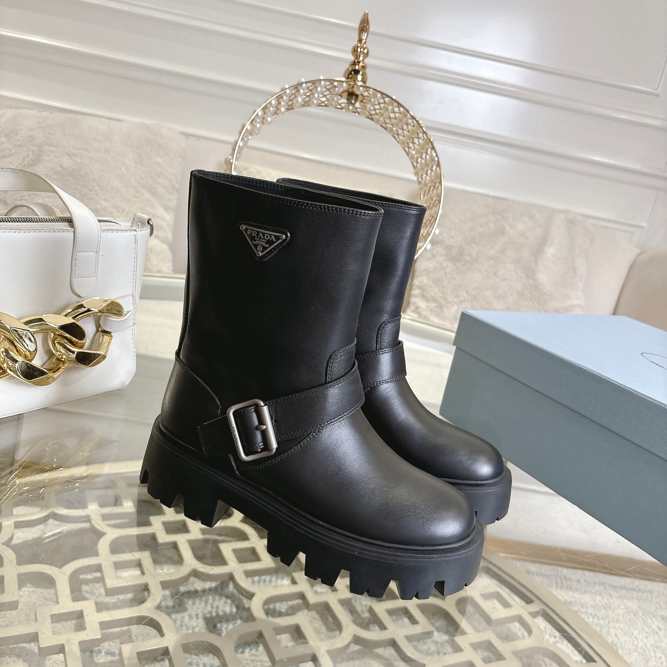 NO:545884,PRADA, new style of Prada, fabric cowhide, imported sheepskin inside. The foot is atmospheric and comfortable, sizes for women 35 to 41. Boots, prada, prada, boots, cowhide, sheepskin19860909PRADA,普拉达新款,面料牛皮,内里进口羊皮.上脚大气舒适,码数女35至41.,靴子,prada,prada,boots,cowhide,sheepskin,Women's Shoes