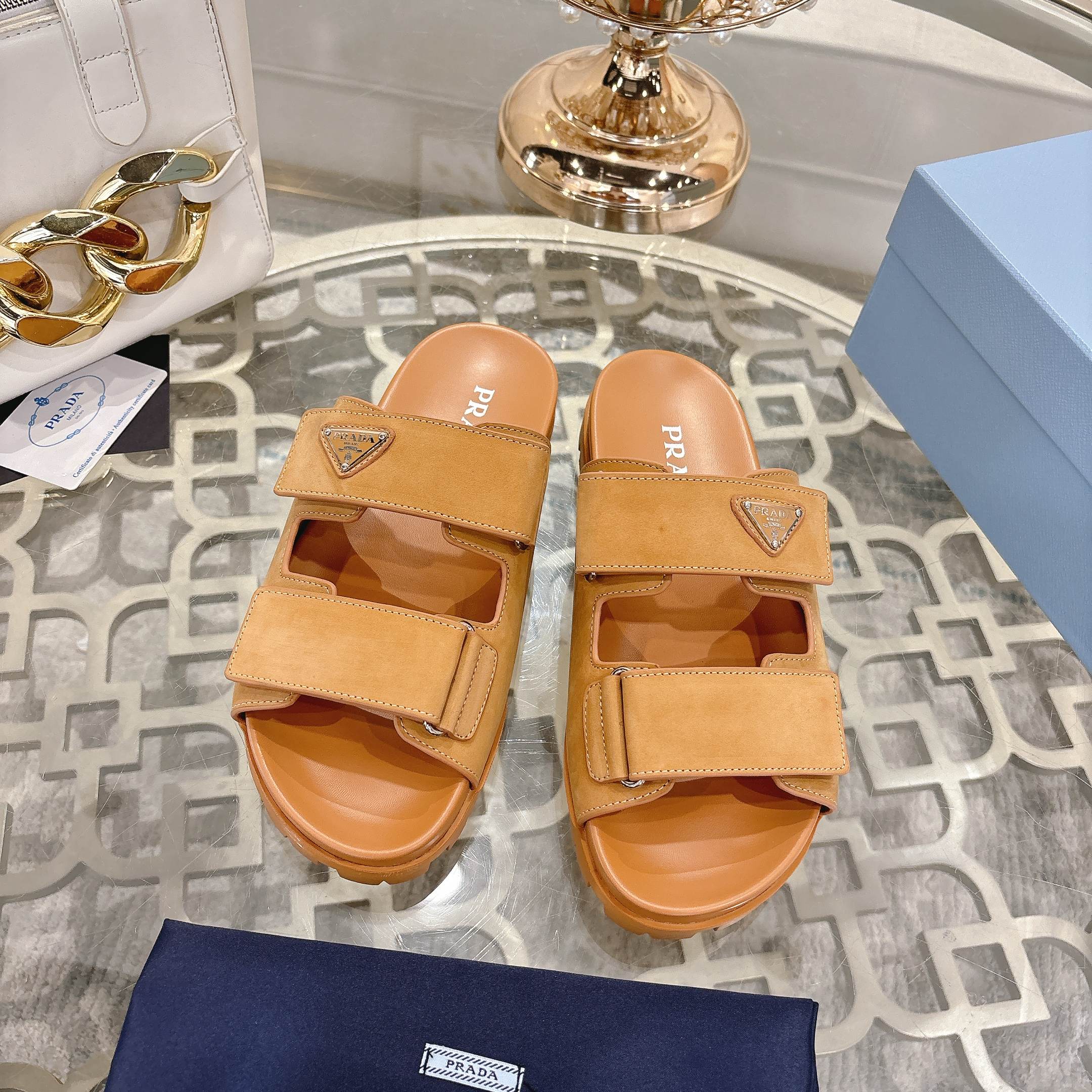 NO:780042,PRADA's latest model, wear-resistant and non-slip rubber outsole, fabric, cowhide. Lining, cowhide. 5 colors available. Women's size, 35 to 40, men's size, 38 to 45, prada, cowhide19860909PRADA最新款,耐磨防滑橡胶大底,面料,牛皮.内里,牛皮.5色可选.女款码数,35至40,男款码数,38至45,,prada,cowhide,Men's shoes