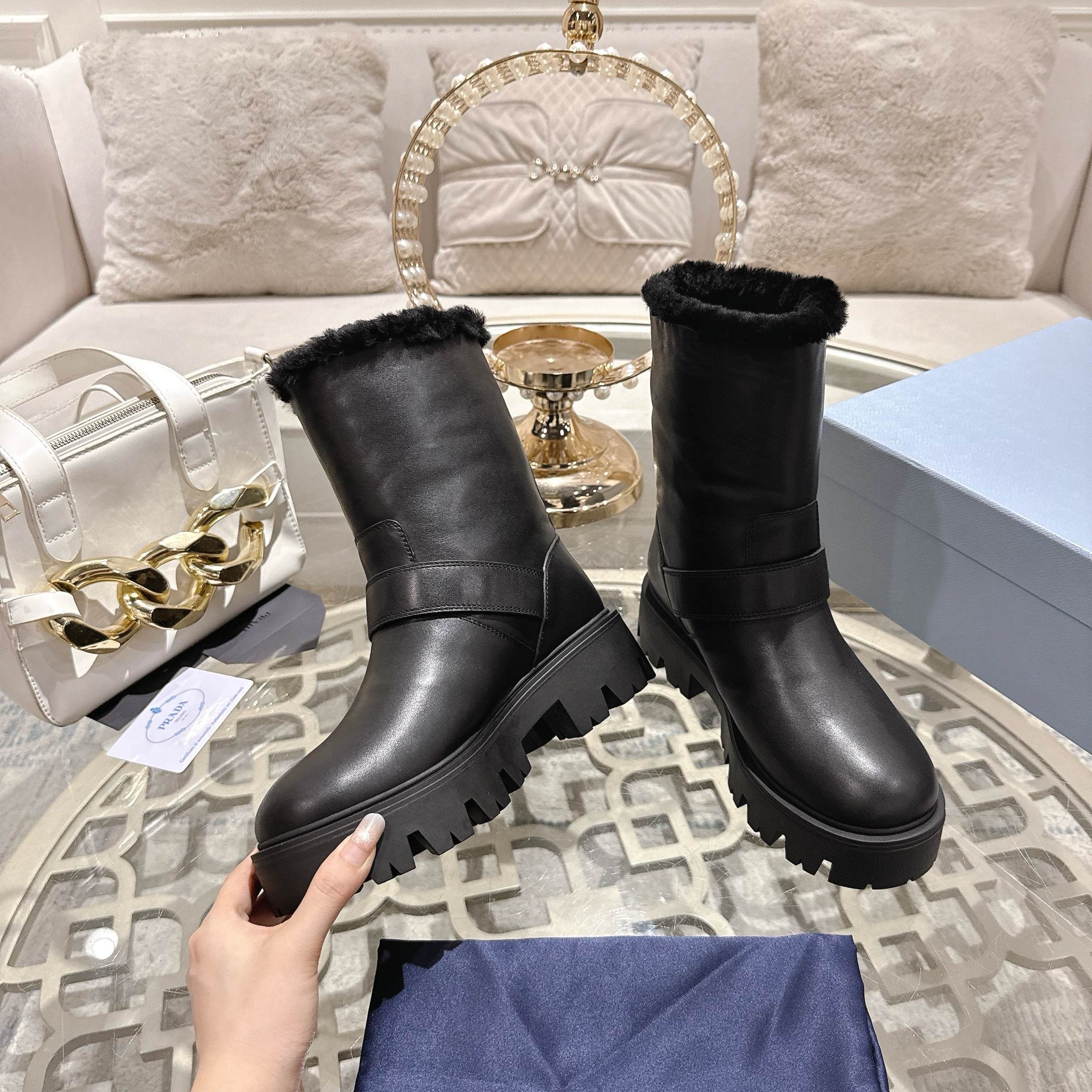 NO:616960,PRADA, Prada's new model, made of cowhide leather, wool lining. Comfortable on the feet, women's size 35 to 41., snow boots, prada, prada, boots, cowhide19860909PRADA,普拉达新款,面料牛皮,内里羊毛.上脚大气舒适,码数女35至41.,雪地靴,prada,prada,boots,cowhide,Women's Shoes