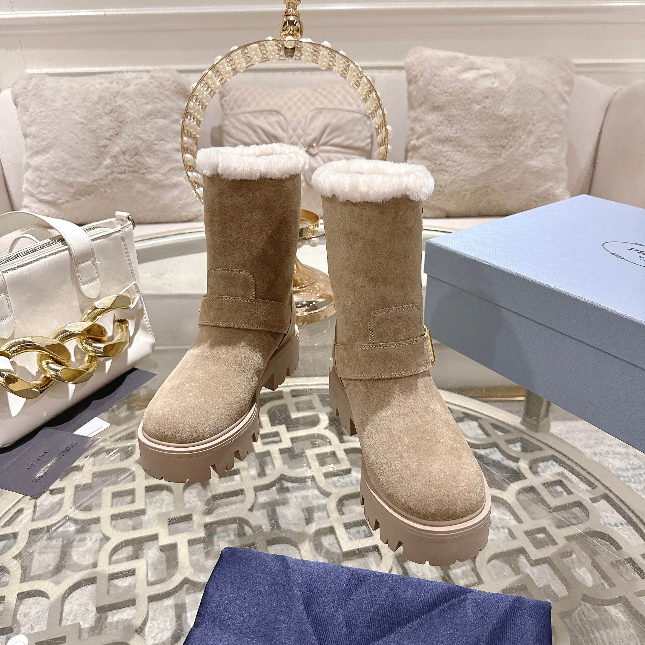 NO:616962,PRADA, Prada's new model, high mercerized cowhide fabric, wool lining. Comfortable on the feet, women's size 35 to 41, snow boots, prada, prada, boots19860909PRADA,普拉达新款,面料高丝光牛京,内里羊毛.上脚大气舒适,码数女35至41,雪地靴,prada,prada,boots,Women's Shoes