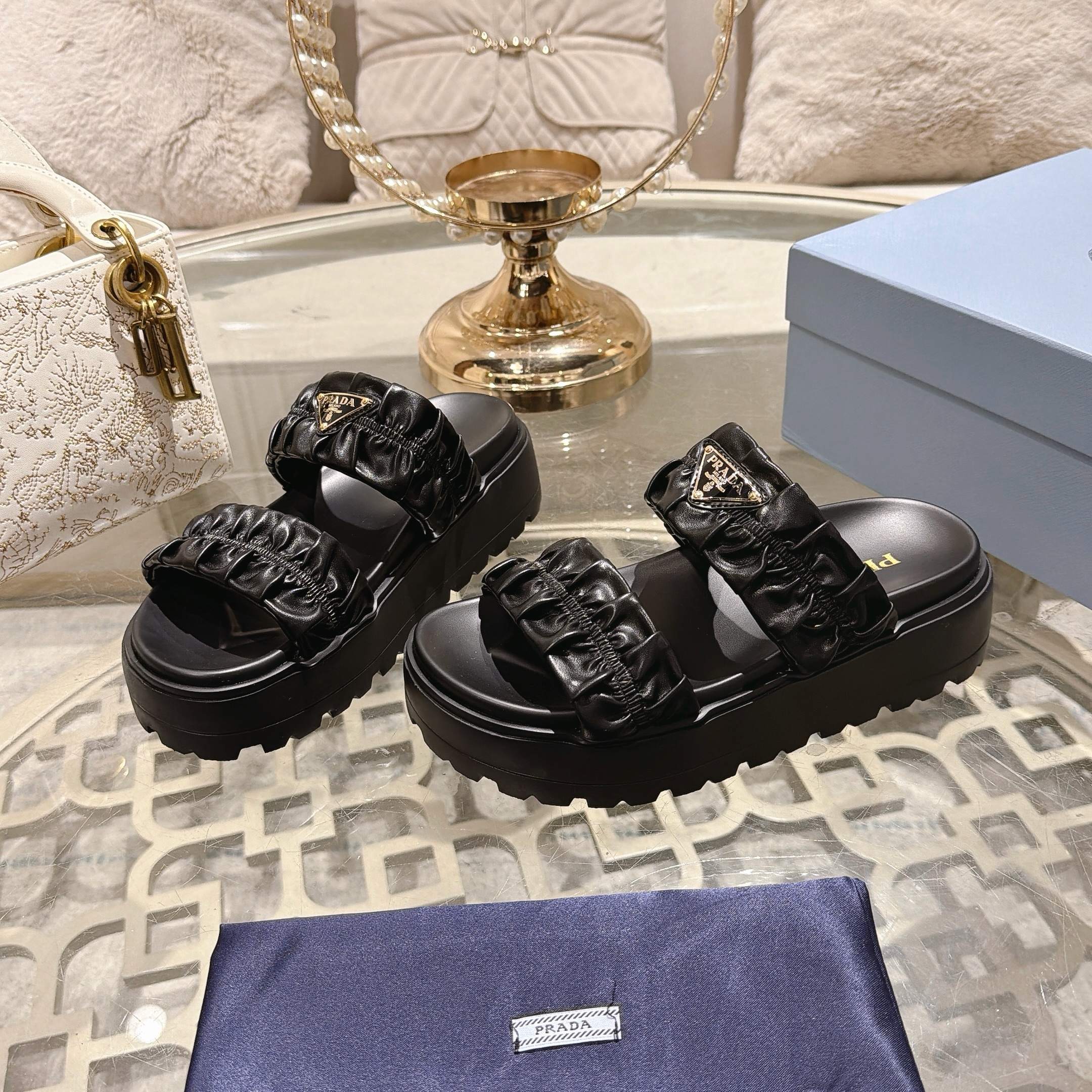 PRADA, nuevo producto de verano, tejido superior de piel de oveja. Ajuste versátil y cómodo, disponible en tallas 35 a …