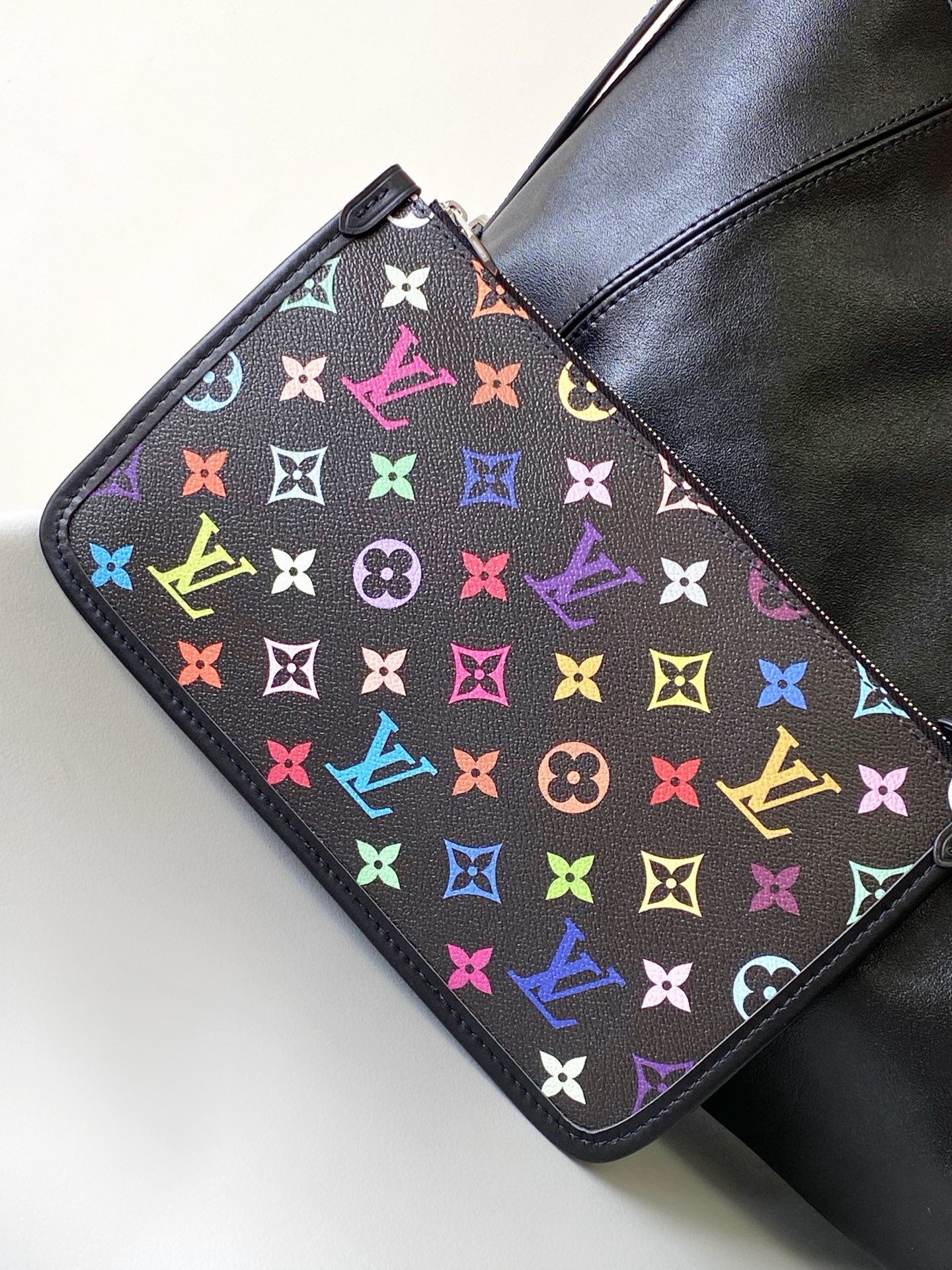 540¥💰M13105 163c芯片定制软羊皮CarryAll Dark 手袋以柔软羊皮革塑造时尚慵懒廓形，为 2025年联名村上隆三十三彩春夏秀场造型增添瞩目姿彩。抛光金属件与触感良好的微皱纹理互为映衬。充裕空间可容纳多样日常用品
(长度 x 高 x 宽)黑彩小袋芯片版原厂皮定制本款 CarryAll Dark 中号手袋尺寸：39.0 x 30.0 x 15.0 cm