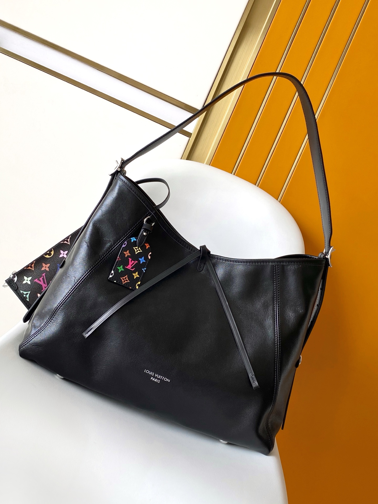 540¥💰M13105 163c芯片定制软羊皮CarryAll Dark 手袋以柔软羊皮革塑造时尚慵懒廓形，为 2025年联名村上隆三十三彩春夏秀场造型增添瞩目姿彩。抛光金属件与触感良好的微皱纹理互为映衬。充裕空间可容纳多样日常用品
(长度 x 高 x 宽)黑彩小袋芯片版原厂皮定制本款 CarryAll Dark 中号手袋尺寸：39.0 x 30.0 x 15.0 cm