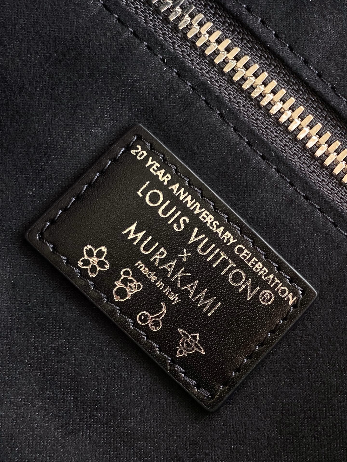 540¥💰M13105 163c芯片定制软羊皮CarryAll Dark 手袋以柔软羊皮革塑造时尚慵懒廓形，为 2025年联名村上隆三十三彩春夏秀场造型增添瞩目姿彩。抛光金属件与触感良好的微皱纹理互为映衬。充裕空间可容纳多样日常用品
(长度 x 高 x 宽)黑彩小袋芯片版原厂皮定制本款 CarryAll Dark 中号手袋尺寸：39.0 x 30.0 x 15.0 cm