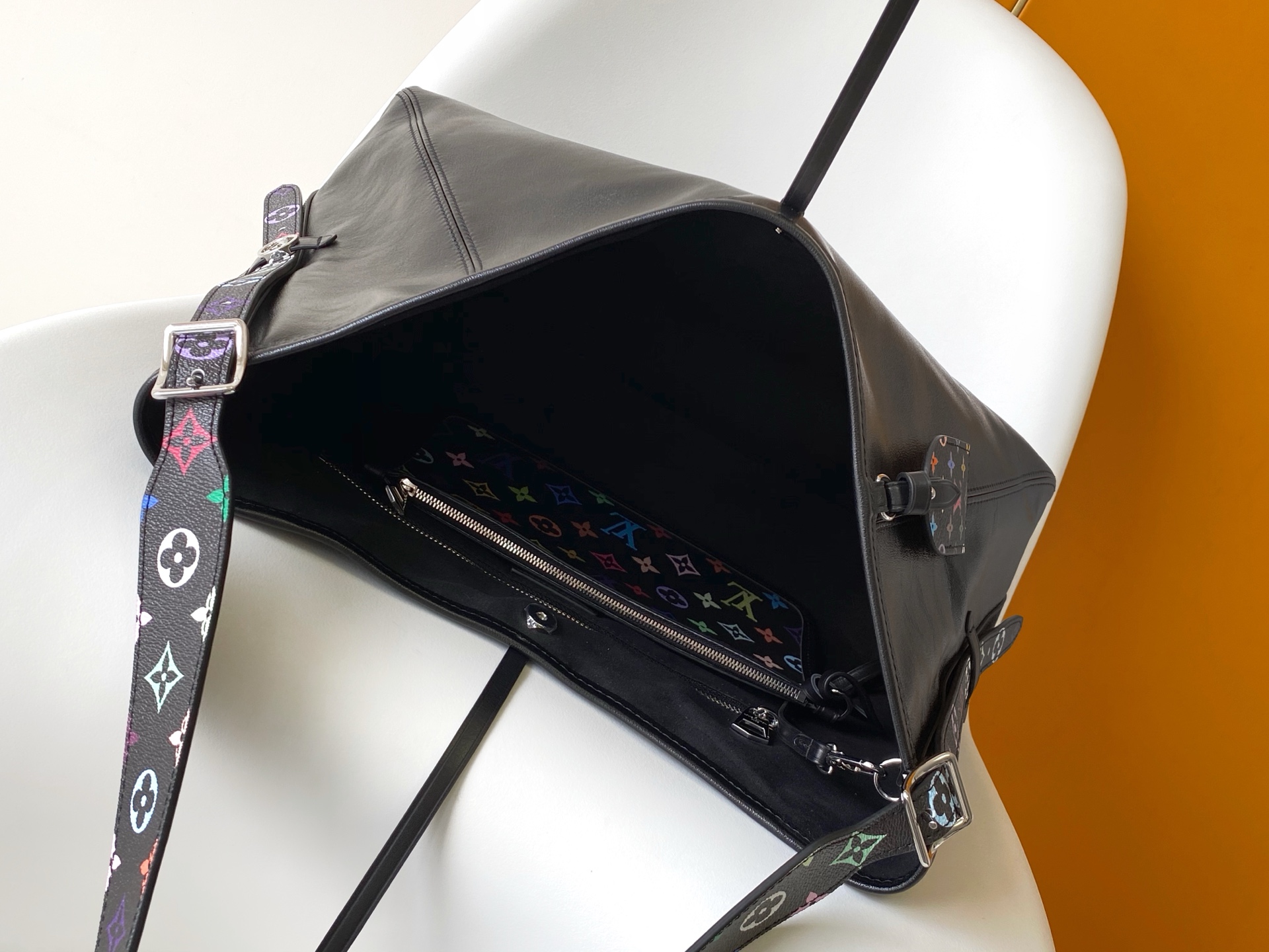 540¥💰M13105 163c芯片定制软羊皮CarryAll Dark 手袋以柔软羊皮革塑造时尚慵懒廓形，为 2025年联名村上隆三十三彩春夏秀场造型增添瞩目姿彩。抛光金属件与触感良好的微皱纹理互为映衬。充裕空间可容纳多样日常用品
(长度 x 高 x 宽)黑彩小袋芯片版原厂皮定制本款 CarryAll Dark 中号手袋尺寸：39.0 x 30.0 x 15.0 cm