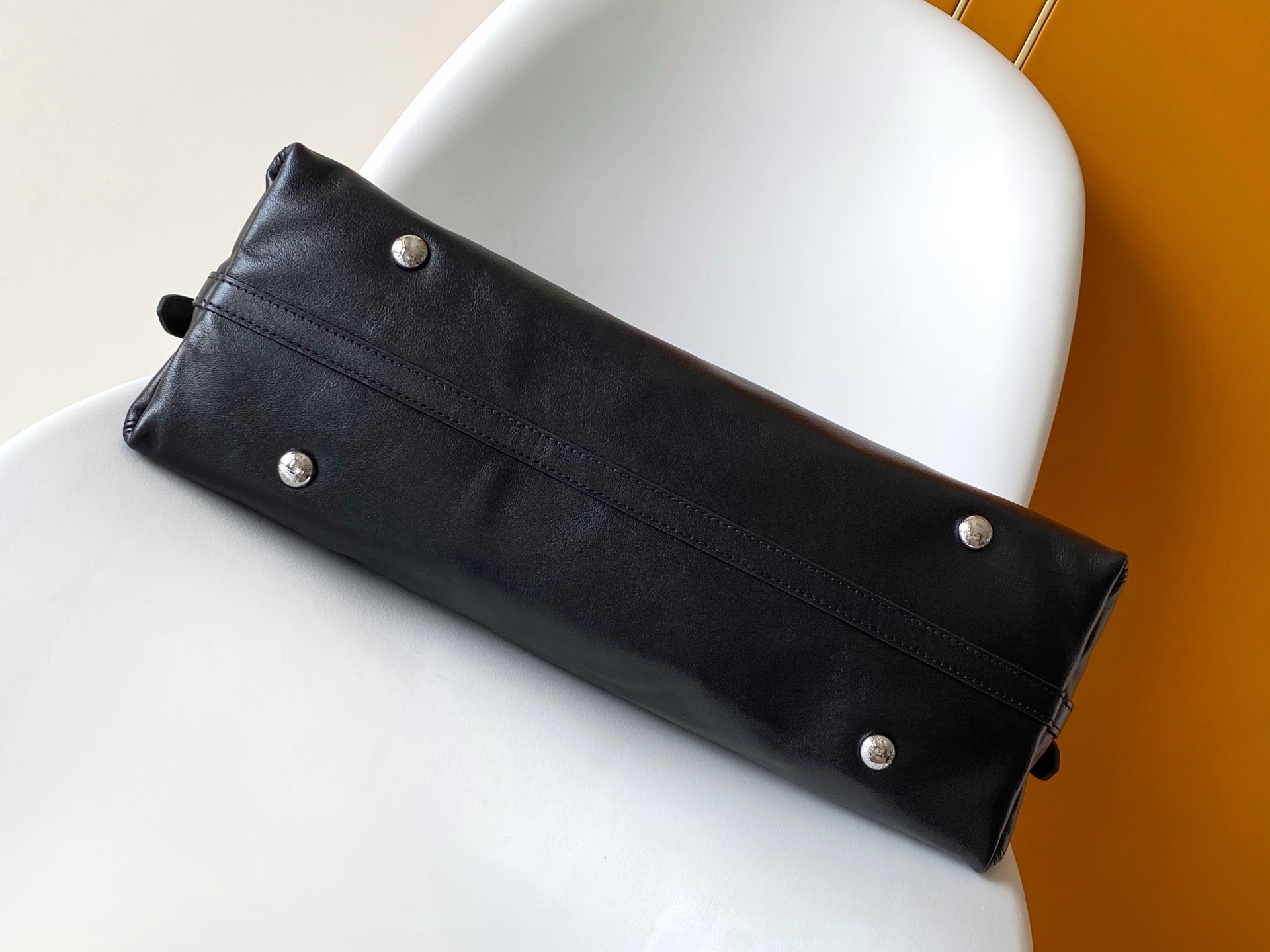 540¥💰M13105 163c芯片定制软羊皮CarryAll Dark 手袋以柔软羊皮革塑造时尚慵懒廓形，为 2025年联名村上隆三十三彩春夏秀场造型增添瞩目姿彩。抛光金属件与触感良好的微皱纹理互为映衬。充裕空间可容纳多样日常用品
(长度 x 高 x 宽)黑彩小袋芯片版原厂皮定制本款 CarryAll Dark 中号手袋尺寸：39.0 x 30.0 x 15.0 cm