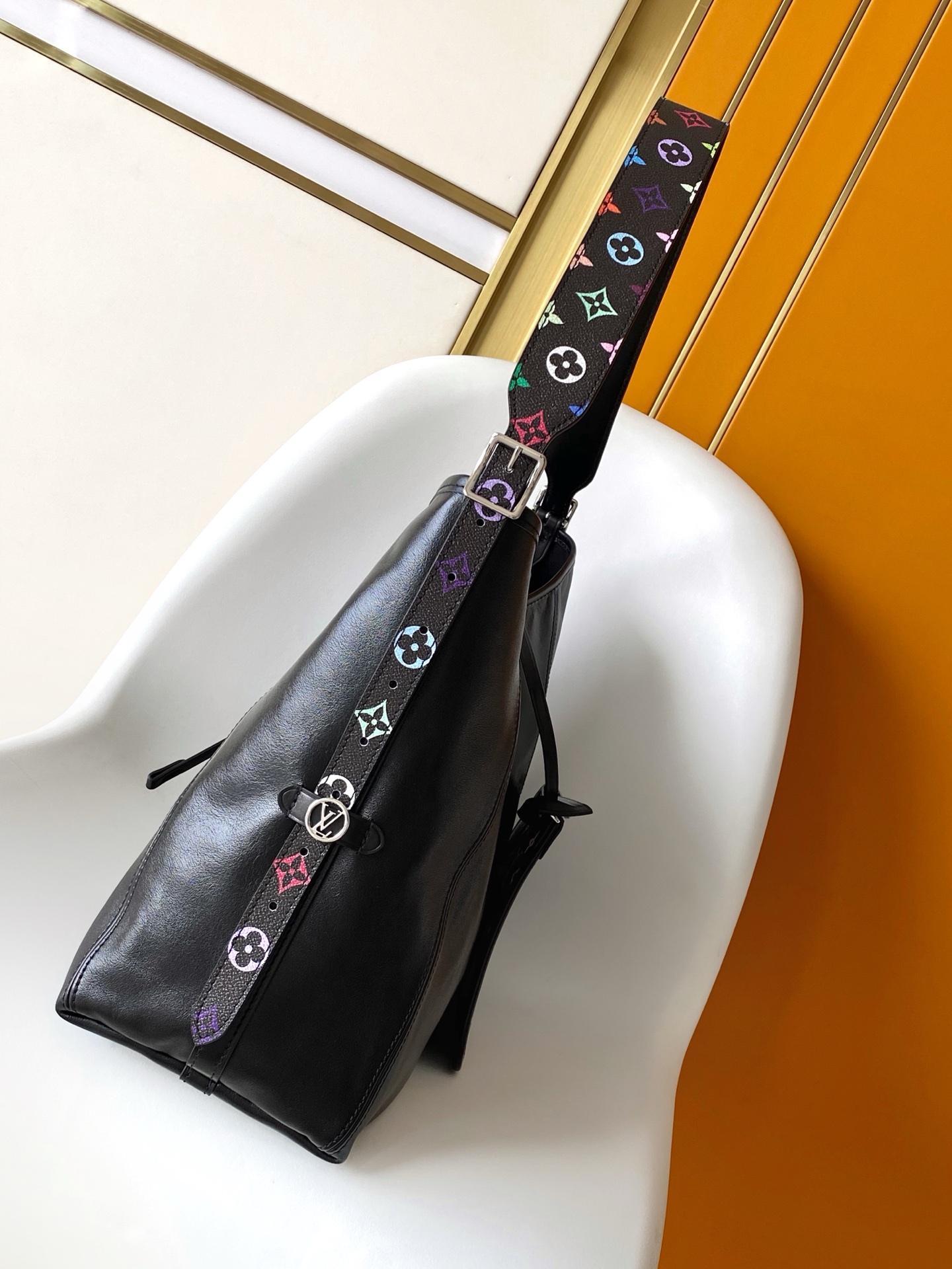 540¥💰M13105 163c芯片定制软羊皮CarryAll Dark 手袋以柔软羊皮革塑造时尚慵懒廓形，为 2025年联名村上隆三十三彩春夏秀场造型增添瞩目姿彩。抛光金属件与触感良好的微皱纹理互为映衬。充裕空间可容纳多样日常用品
(长度 x 高 x 宽)黑彩小袋芯片版原厂皮定制本款 CarryAll Dark 中号手袋尺寸：39.0 x 30.0 x 15.0 cm