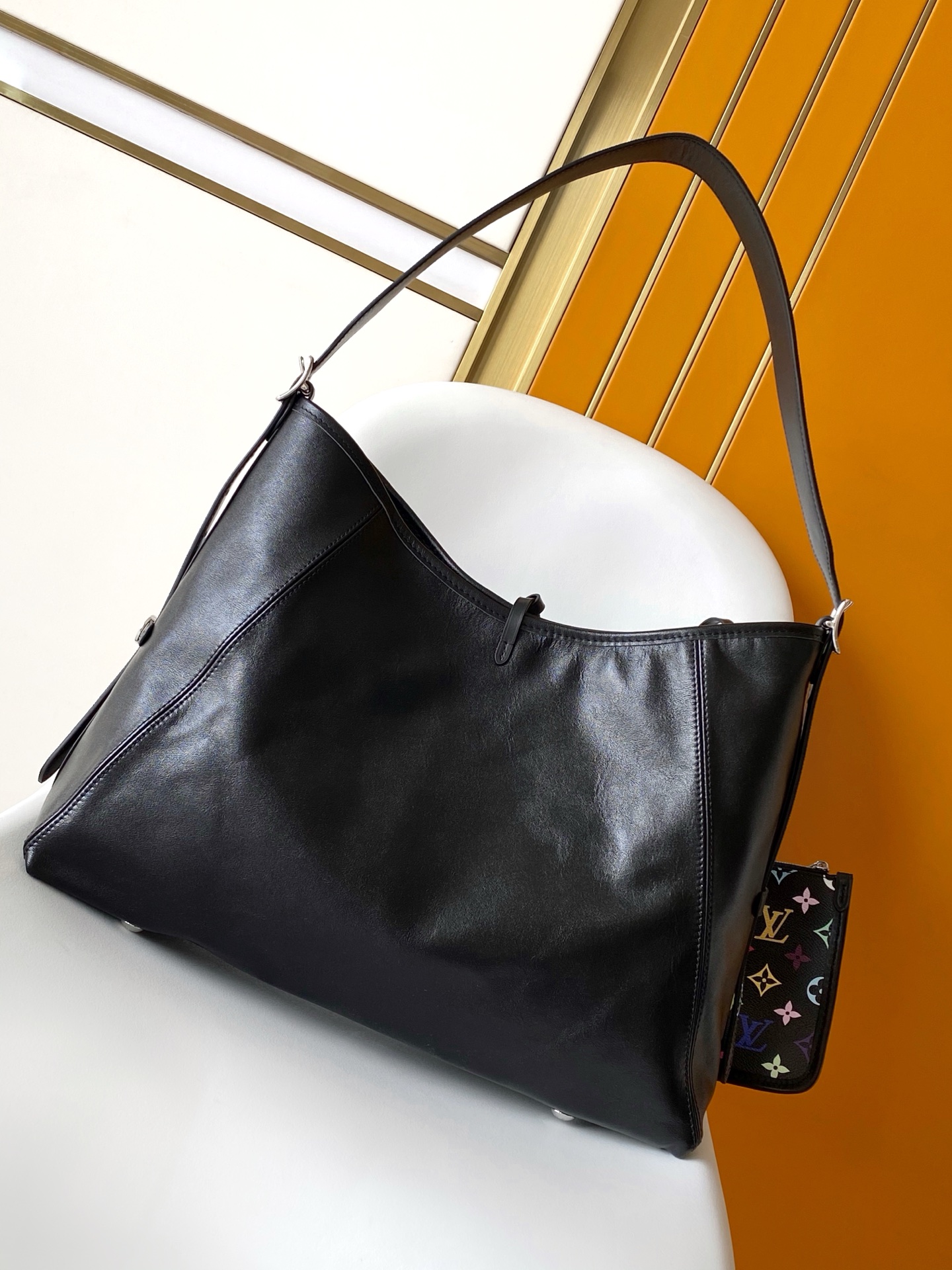 540¥💰M13105 163c芯片定制软羊皮CarryAll Dark 手袋以柔软羊皮革塑造时尚慵懒廓形，为 2025年联名村上隆三十三彩春夏秀场造型增添瞩目姿彩。抛光金属件与触感良好的微皱纹理互为映衬。充裕空间可容纳多样日常用品
(长度 x 高 x 宽)黑彩小袋芯片版原厂皮定制本款 CarryAll Dark 中号手袋尺寸：39.0 x 30.0 x 15.0 cm