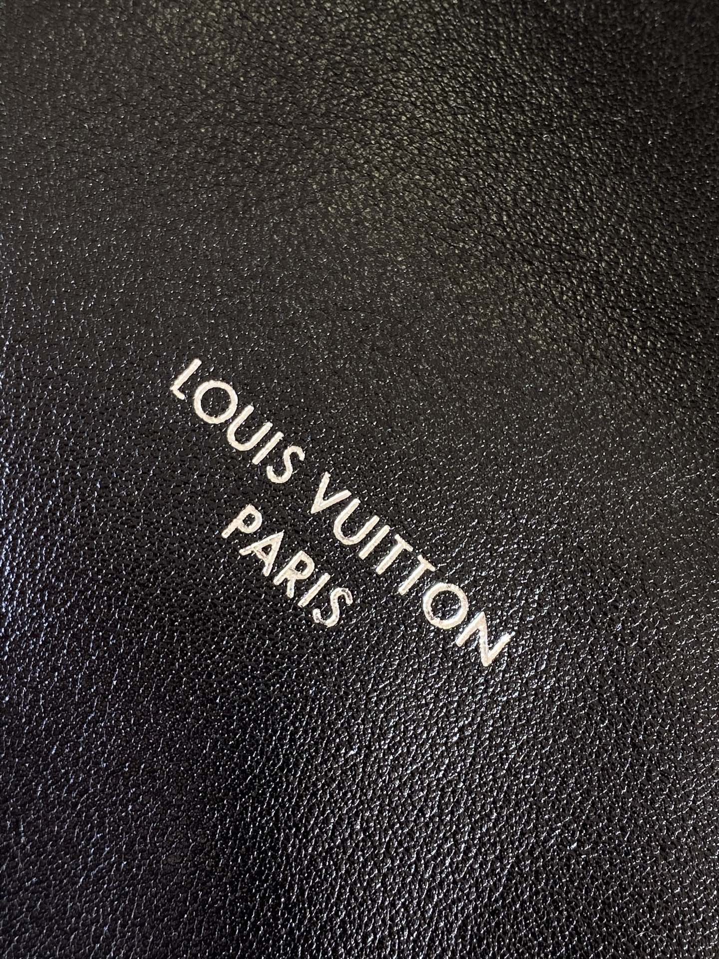 540¥💰M13105 163c芯片定制软羊皮CarryAll Dark 手袋以柔软羊皮革塑造时尚慵懒廓形，为 2025年联名村上隆三十三彩春夏秀场造型增添瞩目姿彩。抛光金属件与触感良好的微皱纹理互为映衬。充裕空间可容纳多样日常用品
(长度 x 高 x 宽)黑彩小袋芯片版原厂皮定制本款 CarryAll Dark 中号手袋尺寸：39.0 x 30.0 x 15.0 cm