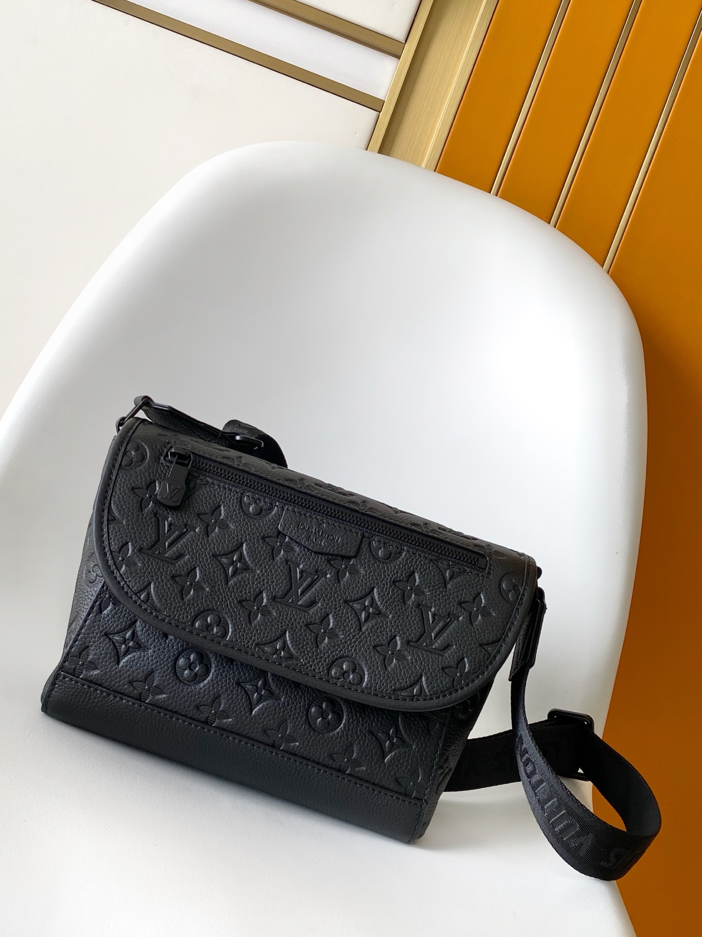 Louis Vuitton Pulse Sac Messager en Cuir Monogram Shadow Noir