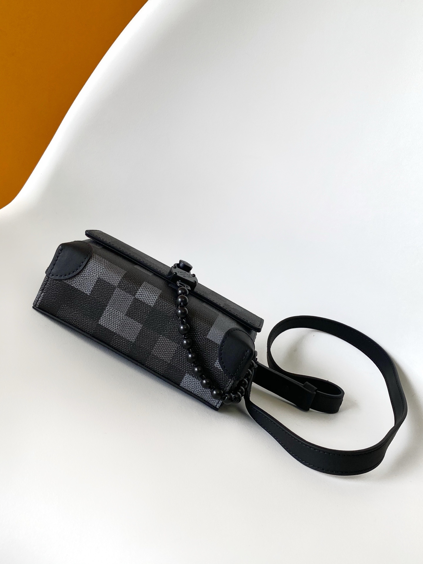 M14923 本款Steamer迷你手袋以Damoflage Black涂层帆布呈现Pharrell W
