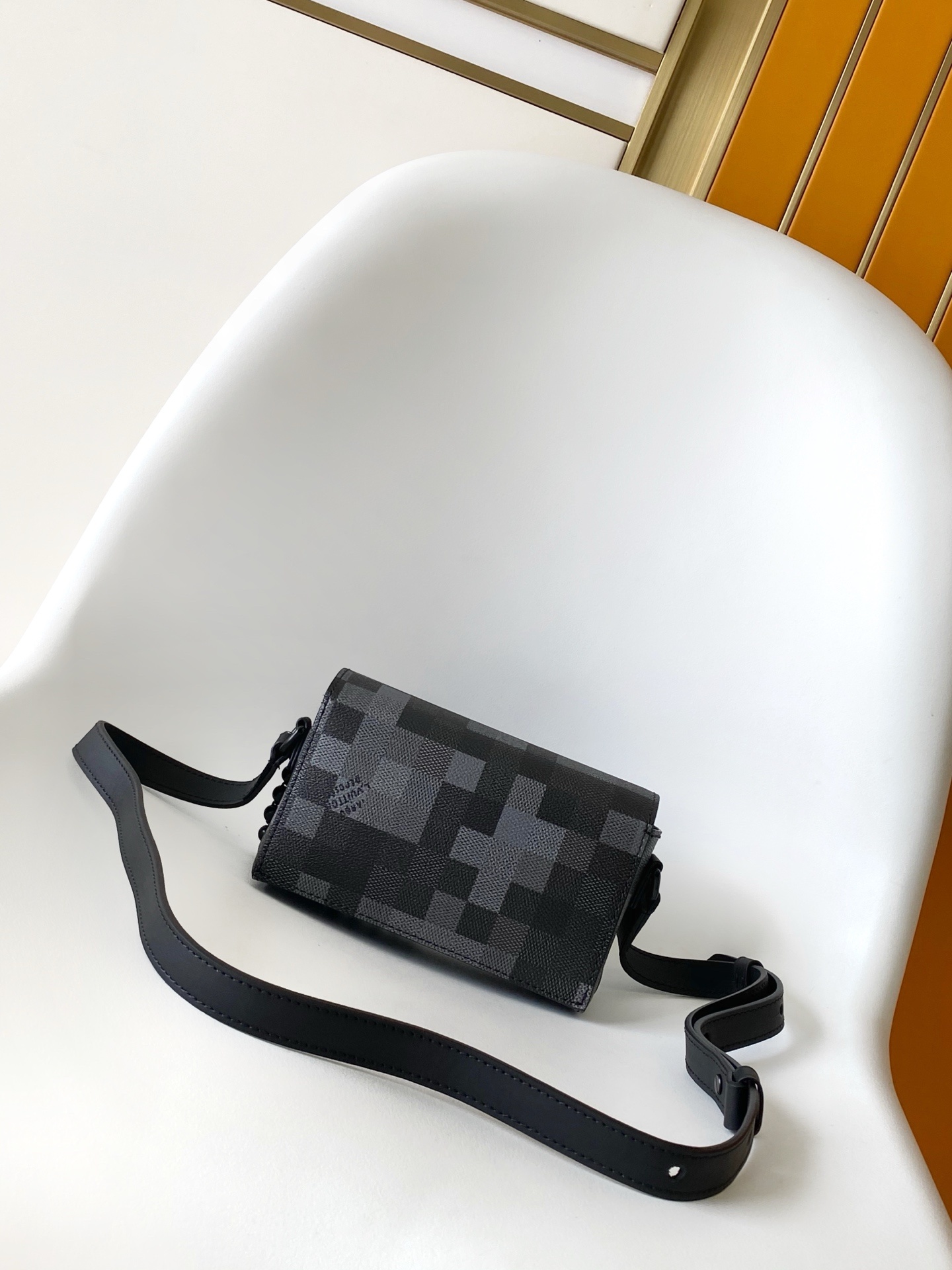 M14923 本款Steamer迷你手袋以Damoflage Black涂层帆布呈现Pharrell W