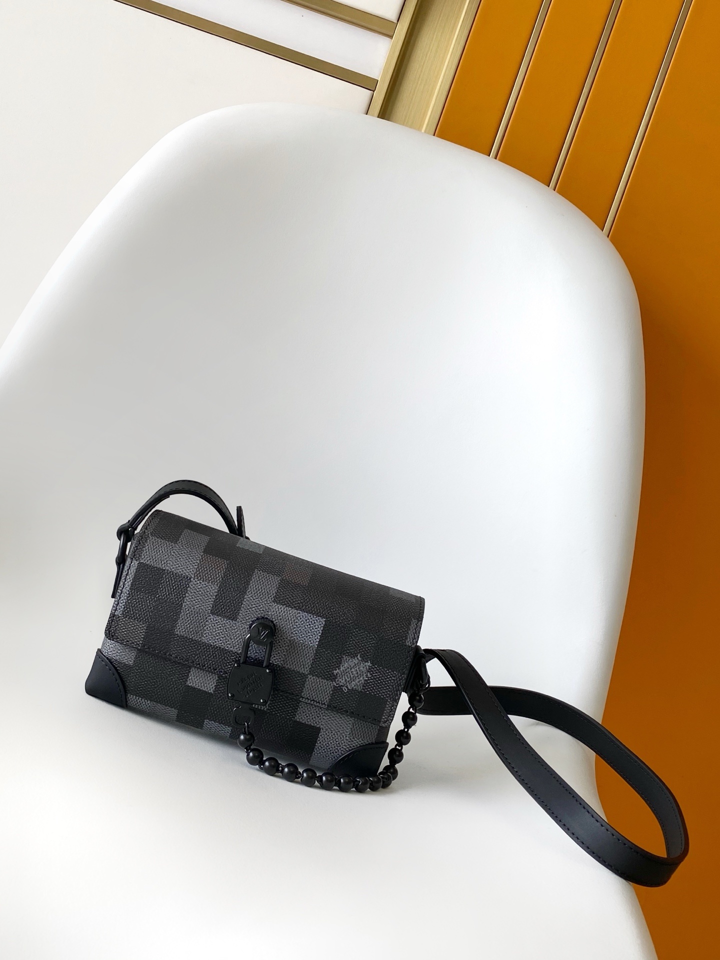 M14923 本款Steamer迷你手袋以Damoflage Black涂层帆布呈现Pharrell W