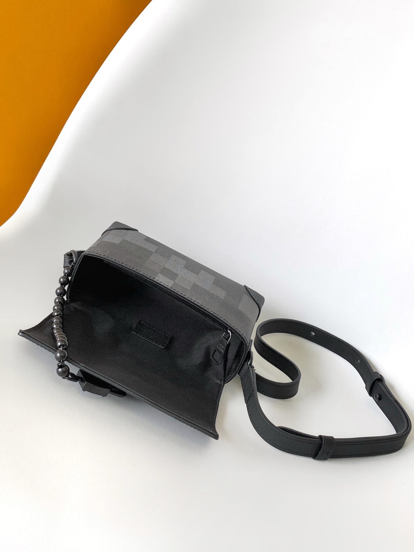 M14923 本款Steamer迷你手袋以Damoflage Black涂层帆布呈现Pharrell W