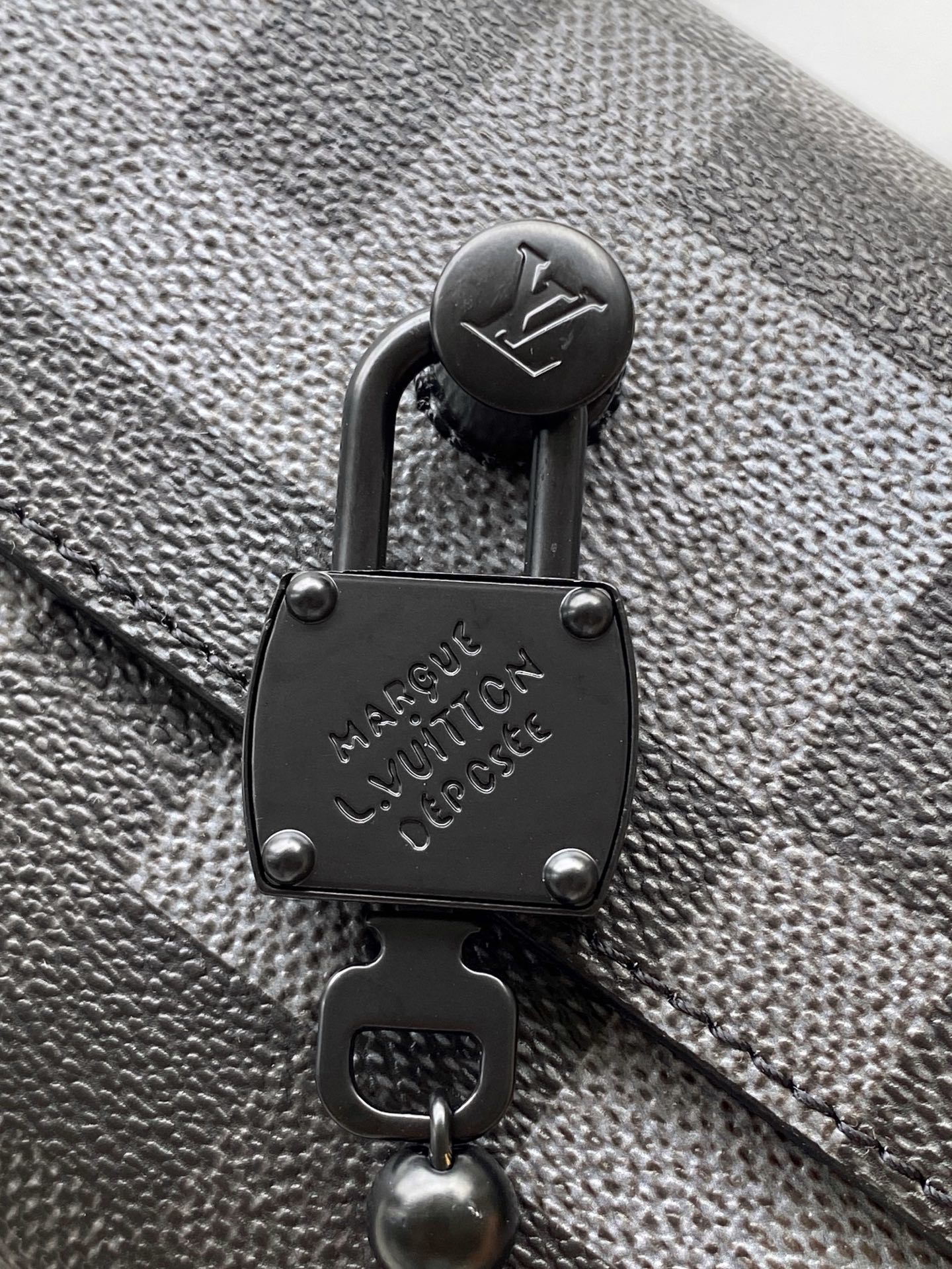 M14923 本款Steamer迷你手袋以Damoflage Black涂层帆布呈现Pharrell W