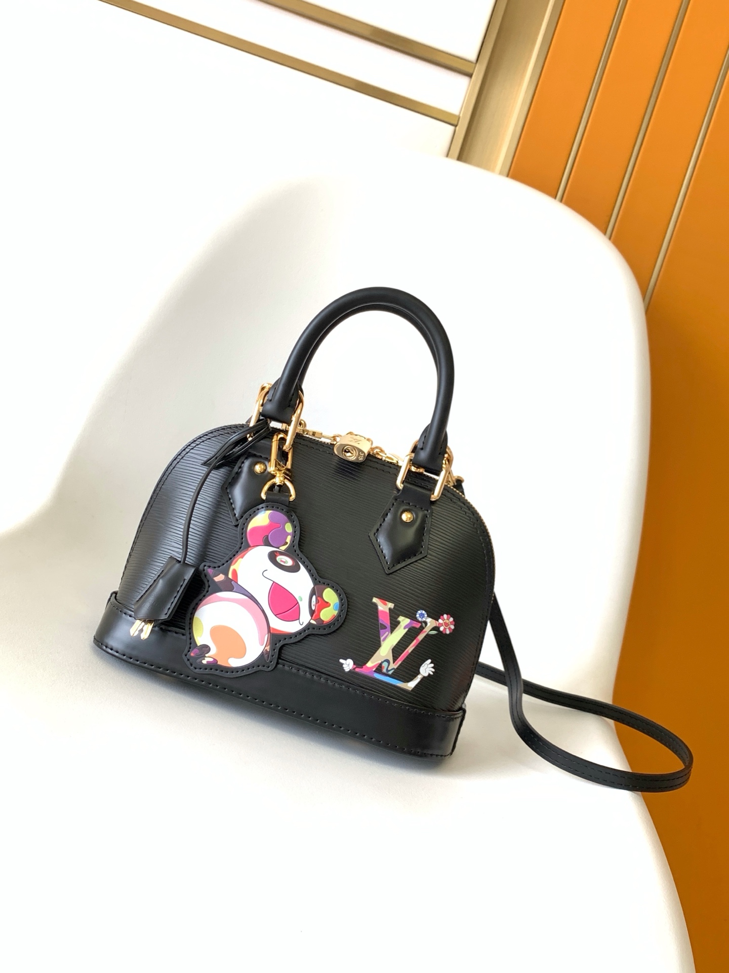 NO:574104,Genuine grade [Dynamic 163c01 chip] M13670 black water ripple Top original order [Exclusive background shot] This Alma BB handbag The classic Alma BB handbag of the Louis Vuitton The Initials logo is full of fun, and the body of the bag is decorated with a removable panda charm in eye-catching colors. The bag is designed in an elegant Art Deco style, with two top handles, a detachable shoulder strap and gold padlock details. Size 23.5 x 17.5 x 11.5 cm, authentic LV, louis vuitton, louis vuitton19860909正品级【动态163c01芯片】M13670黑色水波纹 顶级原单【独家背景实拍】本款 Alma BB 手袋Louis Vuitton x Murakami bjs系列的經典Alma BB手袋重新演繹,為設計注入充滿活力的新意.手袋以Epi皮革製成,正面綴有由日本藝術家村上隆以日式超平面風格重新演繹的LV Initials標誌,玩味十足,而袋身更飾以色調奪目的可拆式熊貓吊飾.袋款以優雅的裝飾藝術風格設計,配有兩個頂端手柄、可拆式肩帶及金色掛鎖細節. 尺寸 23.5 x 17.5 x 11.5 cm,正品级LV,louis vuitton,louis vuitton,Bag