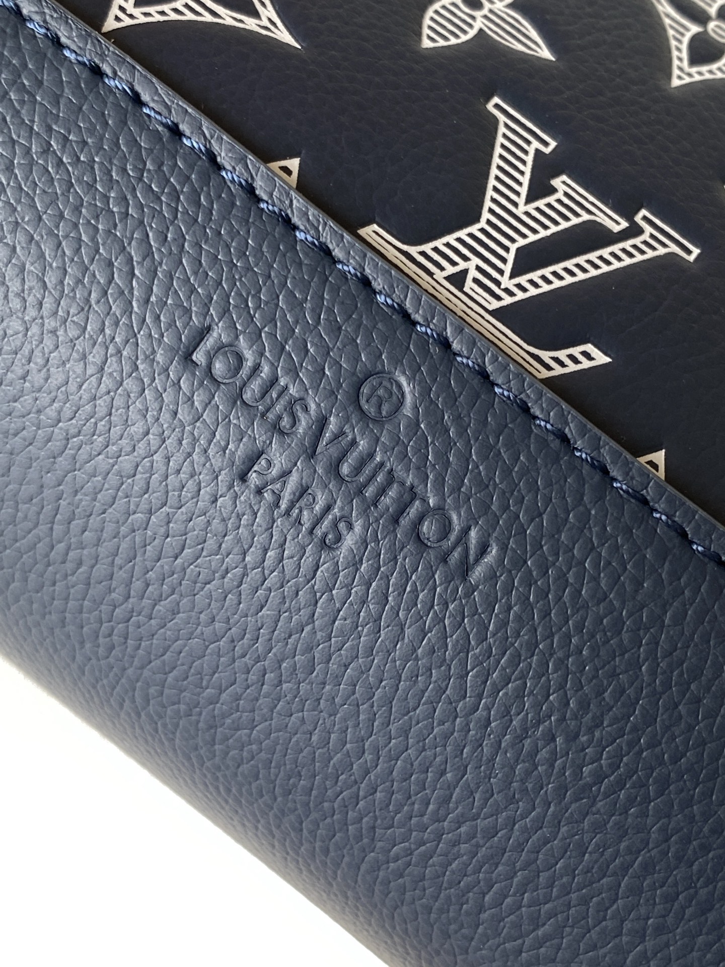 Louis Vuitton Duo Blue Leather Messenger Bag with Removable Pouch 7 i1759116298727 9771 0 5