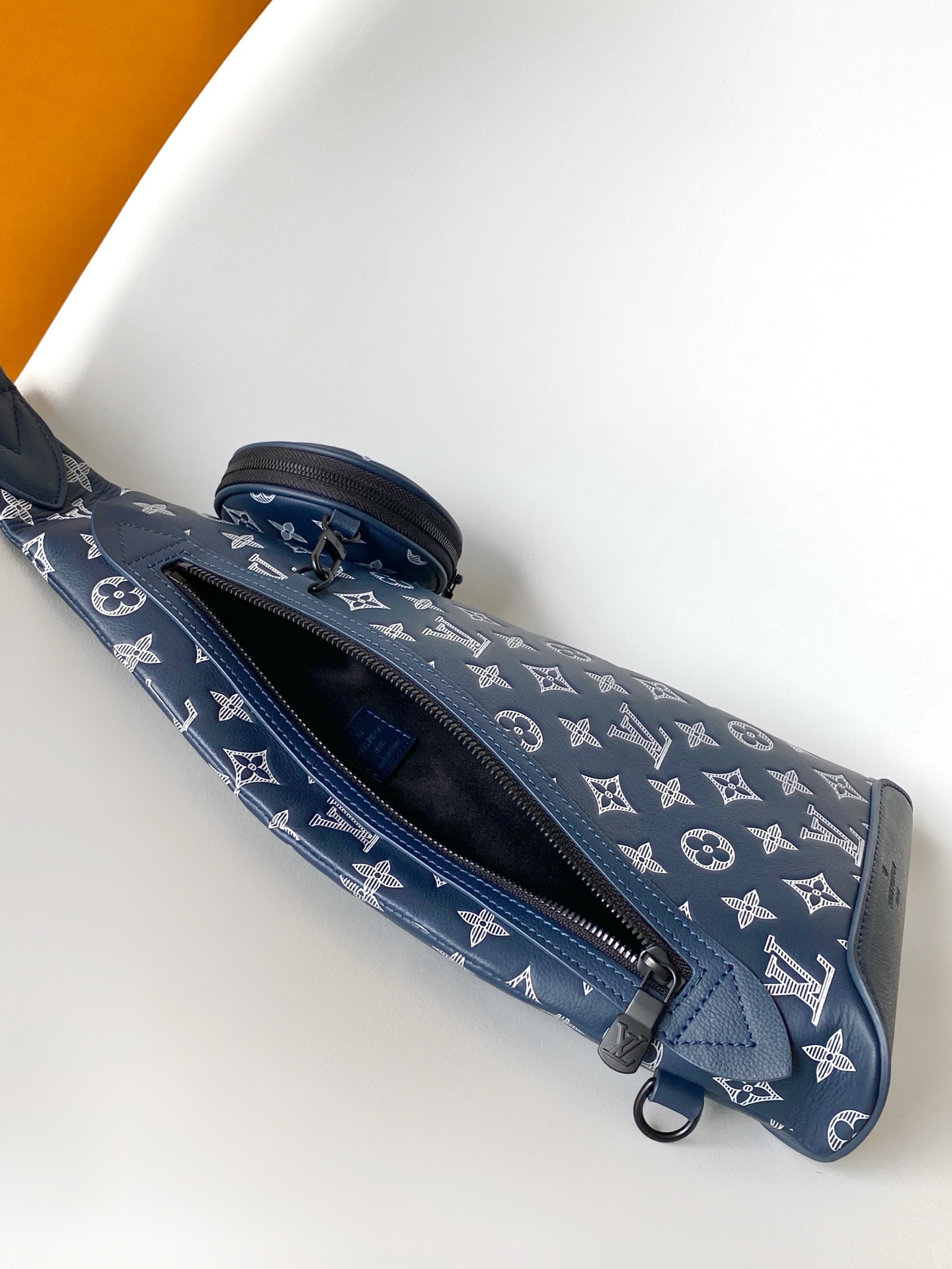 Louis Vuitton Duo Blue Leather Messenger Bag with Removable Pouch 9 i1759116300099 5321 0 7