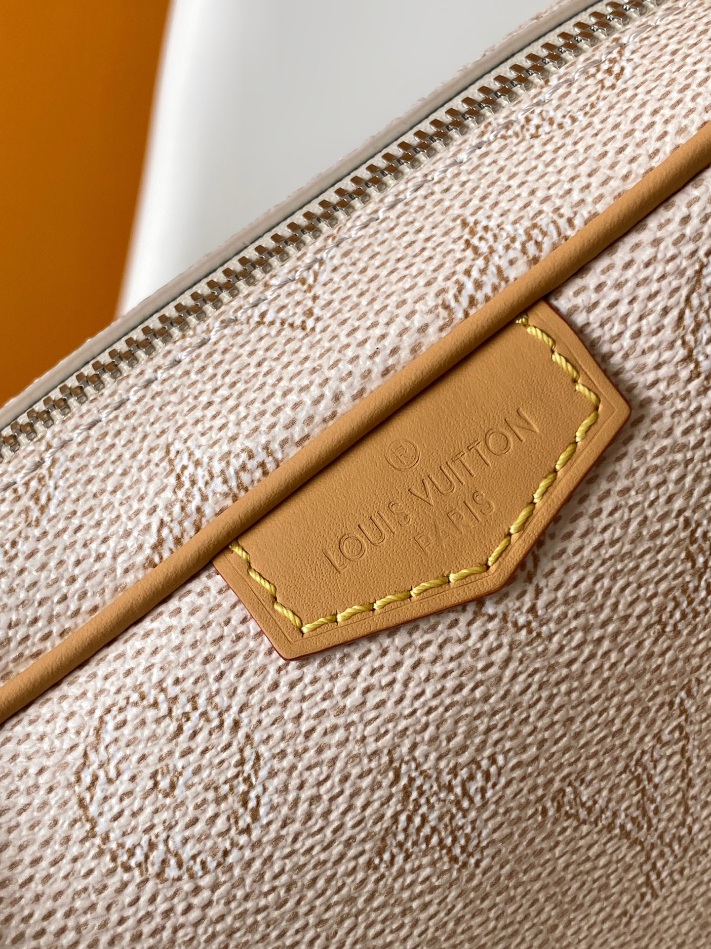 p380💰 M27155白色。M26826深蓝 14058老花 14253黑花 M13903黑彩 M14684牛仔蓝顶级原单 动态变码 M14058老花Trocadéro 迷你手袋采用 Monogram 帆布材质、复古牛皮革镶边及加固前包角，向路易威登的传奇历史致敬，将复古魅力与精致现代气息融合。设计灵感源自路易威登 20 世纪 80 年代设计的斜挎包，配有可拆卸和可调节的肩带。20.0 x 13.0 x 6.5 厘米 (长 x 高 x 宽)
	•	Monogram 涂层帆布
	•	做旧牛皮革饰边
	•	织物内衬
	•	做旧金属件
	•	拉链开合
	•	主隔层
	•	正面包角
	•	正面贴饰
	•	肩带：可拆卸，可调节
	•	包带半长：42.0 厘米
	•	包带半长可调至：55.0 厘米