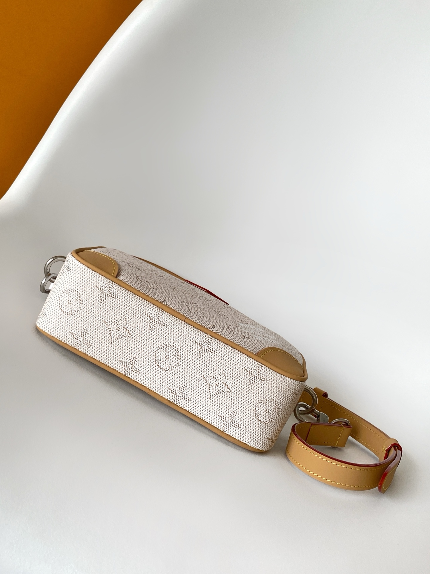 p380💰 M27155白色。M26826深蓝 14058老花 14253黑花 M13903黑彩 M14684牛仔蓝顶级原单 动态变码 M14058老花Trocadéro 迷你手袋采用 Monogram 帆布材质、复古牛皮革镶边及加固前包角，向路易威登的传奇历史致敬，将复古魅力与精致现代气息融合。设计灵感源自路易威登 20 世纪 80 年代设计的斜挎包，配有可拆卸和可调节的肩带。20.0 x 13.0 x 6.5 厘米 (长 x 高 x 宽)
	•	Monogram 涂层帆布
	•	做旧牛皮革饰边
	•	织物内衬
	•	做旧金属件
	•	拉链开合
	•	主隔层
	•	正面包角
	•	正面贴饰
	•	肩带：可拆卸，可调节
	•	包带半长：42.0 厘米
	•	包带半长可调至：55.0 厘米