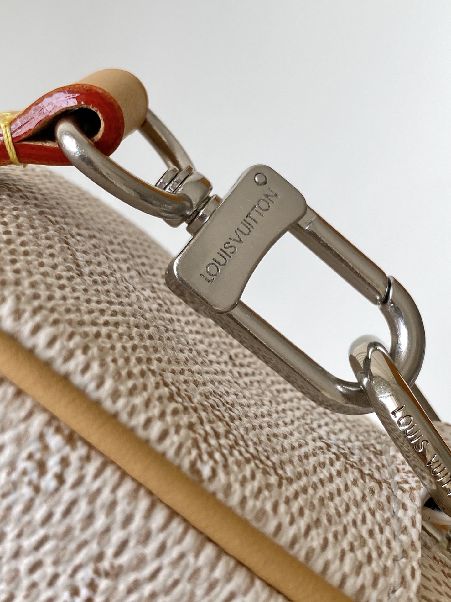 p380💰 M27155白色。M26826深蓝 14058老花 14253黑花 M13903黑彩 M14684牛仔蓝顶级原单 动态变码 M14058老花Trocadéro 迷你手袋采用 Monogram 帆布材质、复古牛皮革镶边及加固前包角，向路易威登的传奇历史致敬，将复古魅力与精致现代气息融合。设计灵感源自路易威登 20 世纪 80 年代设计的斜挎包，配有可拆卸和可调节的肩带。20.0 x 13.0 x 6.5 厘米 (长 x 高 x 宽)
	•	Monogram 涂层帆布
	•	做旧牛皮革饰边
	•	织物内衬
	•	做旧金属件
	•	拉链开合
	•	主隔层
	•	正面包角
	•	正面贴饰
	•	肩带：可拆卸，可调节
	•	包带半长：42.0 厘米
	•	包带半长可调至：55.0 厘米