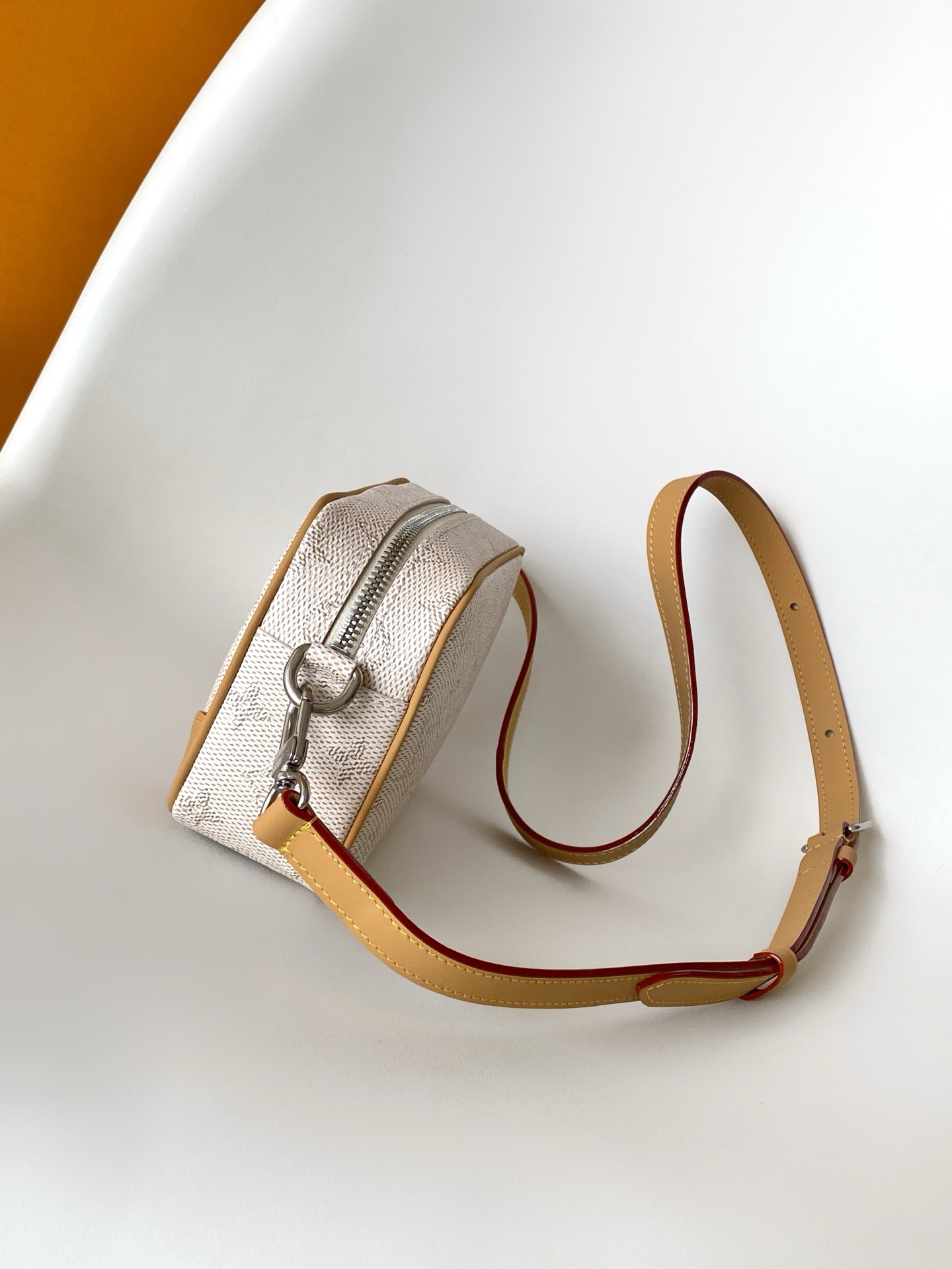 p380💰 M27155白色。M26826深蓝 14058老花 14253黑花 M13903黑彩 M14684牛仔蓝顶级原单 动态变码 M14058老花Trocadéro 迷你手袋采用 Monogram 帆布材质、复古牛皮革镶边及加固前包角，向路易威登的传奇历史致敬，将复古魅力与精致现代气息融合。设计灵感源自路易威登 20 世纪 80 年代设计的斜挎包，配有可拆卸和可调节的肩带。20.0 x 13.0 x 6.5 厘米 (长 x 高 x 宽)
	•	Monogram 涂层帆布
	•	做旧牛皮革饰边
	•	织物内衬
	•	做旧金属件
	•	拉链开合
	•	主隔层
	•	正面包角
	•	正面贴饰
	•	肩带：可拆卸，可调节
	•	包带半长：42.0 厘米
	•	包带半长可调至：55.0 厘米