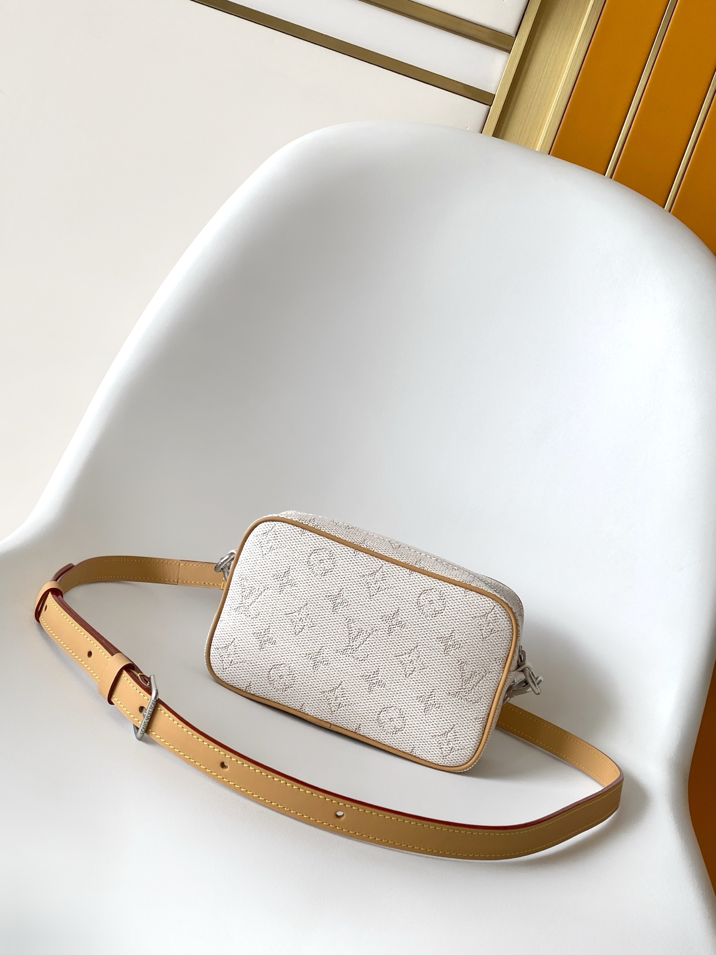 p380💰 M27155白色。M26826深蓝 14058老花 14253黑花 M13903黑彩 M14684牛仔蓝顶级原单 动态变码 M14058老花Trocadéro 迷你手袋采用 Monogram 帆布材质、复古牛皮革镶边及加固前包角，向路易威登的传奇历史致敬，将复古魅力与精致现代气息融合。设计灵感源自路易威登 20 世纪 80 年代设计的斜挎包，配有可拆卸和可调节的肩带。20.0 x 13.0 x 6.5 厘米 (长 x 高 x 宽)
	•	Monogram 涂层帆布
	•	做旧牛皮革饰边
	•	织物内衬
	•	做旧金属件
	•	拉链开合
	•	主隔层
	•	正面包角
	•	正面贴饰
	•	肩带：可拆卸，可调节
	•	包带半长：42.0 厘米
	•	包带半长可调至：55.0 厘米